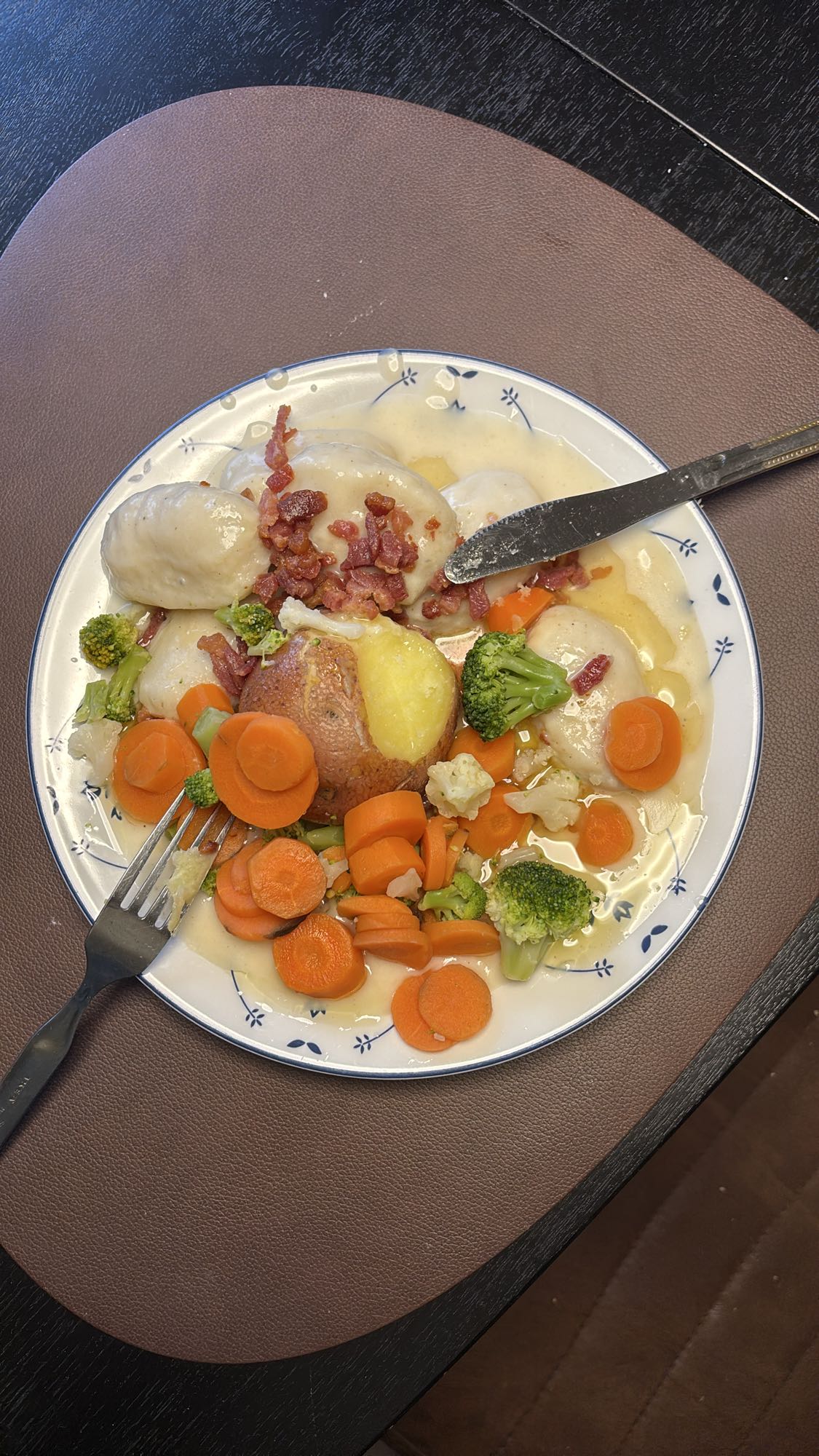 Fiskeboller med poteter og grønnsaker