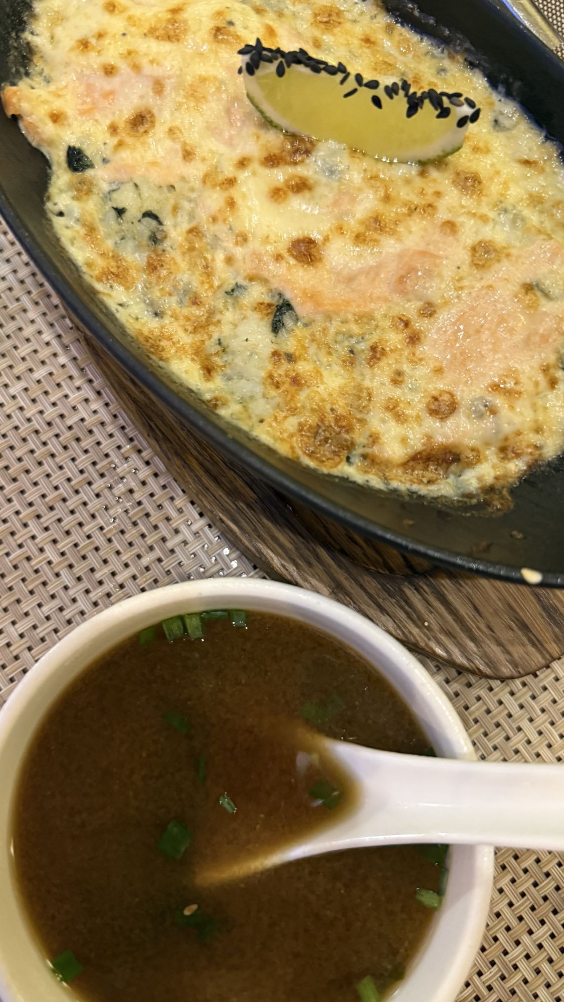 запечённый лосось с супом