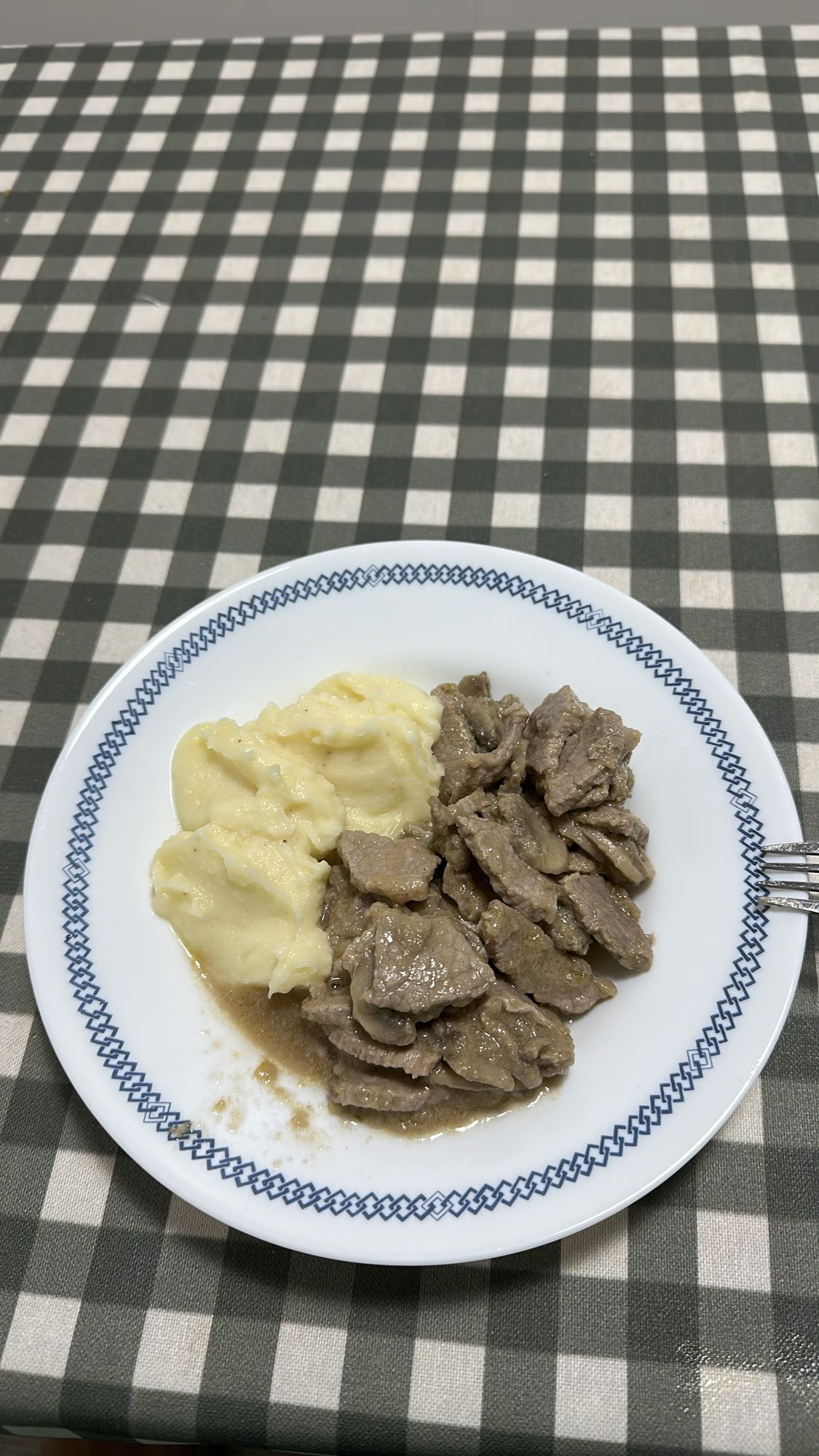 puré de patatas y filetes