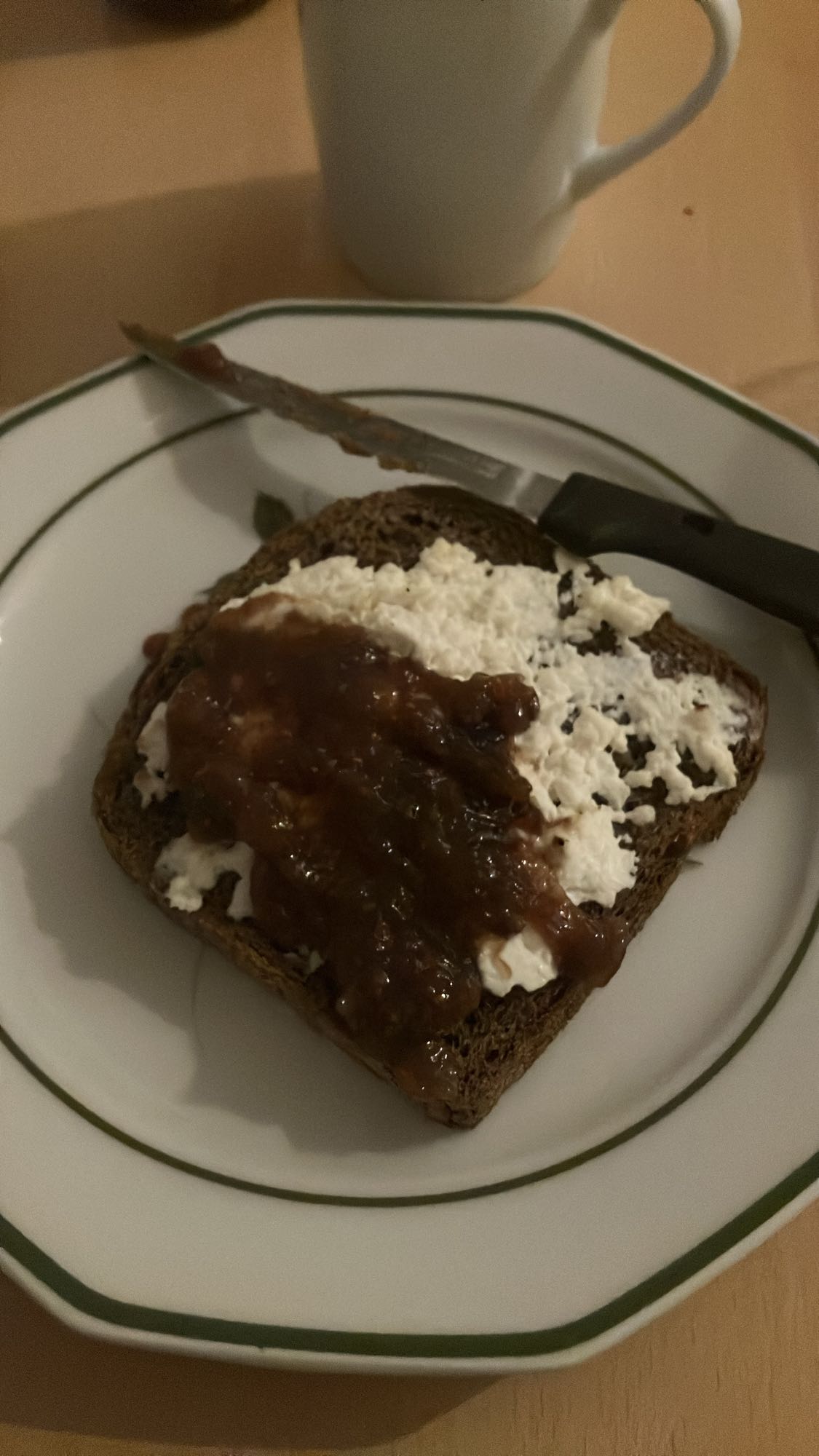 Pão integral com ricota e geleia