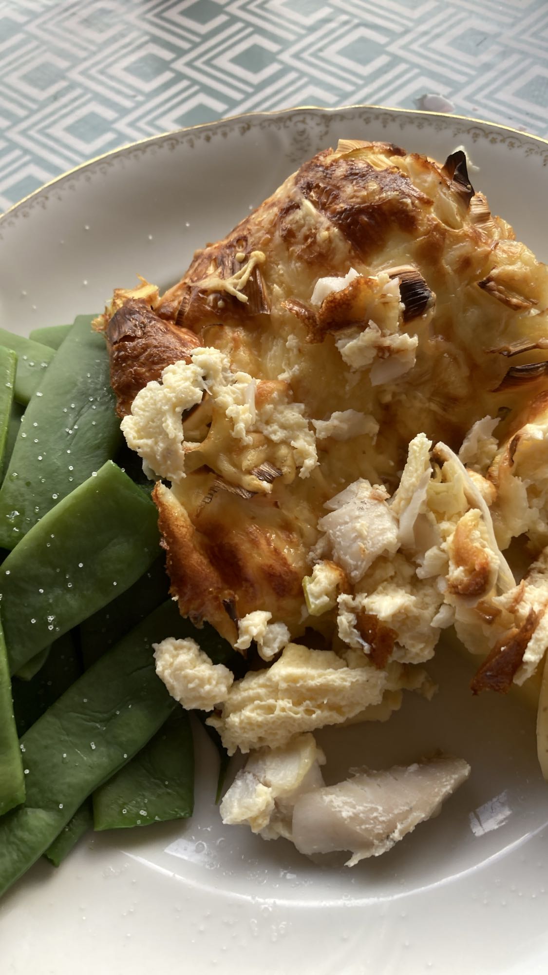 Ostgratäng med kyckling och sockerärtor