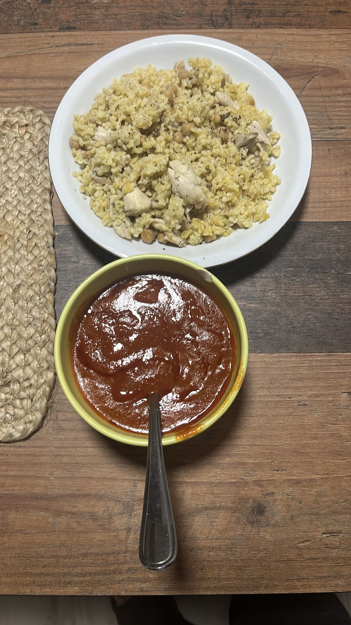 Bulgur pilavı ve domates sosu
