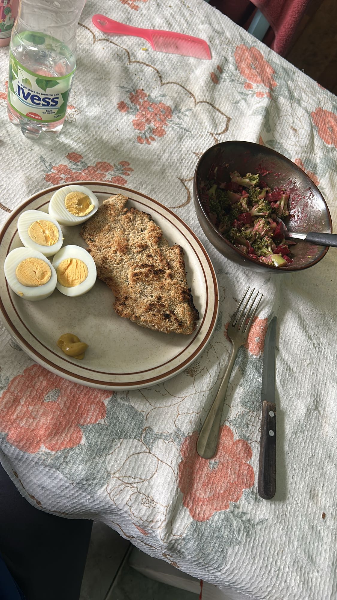 Milanesa con huevos y ensalada