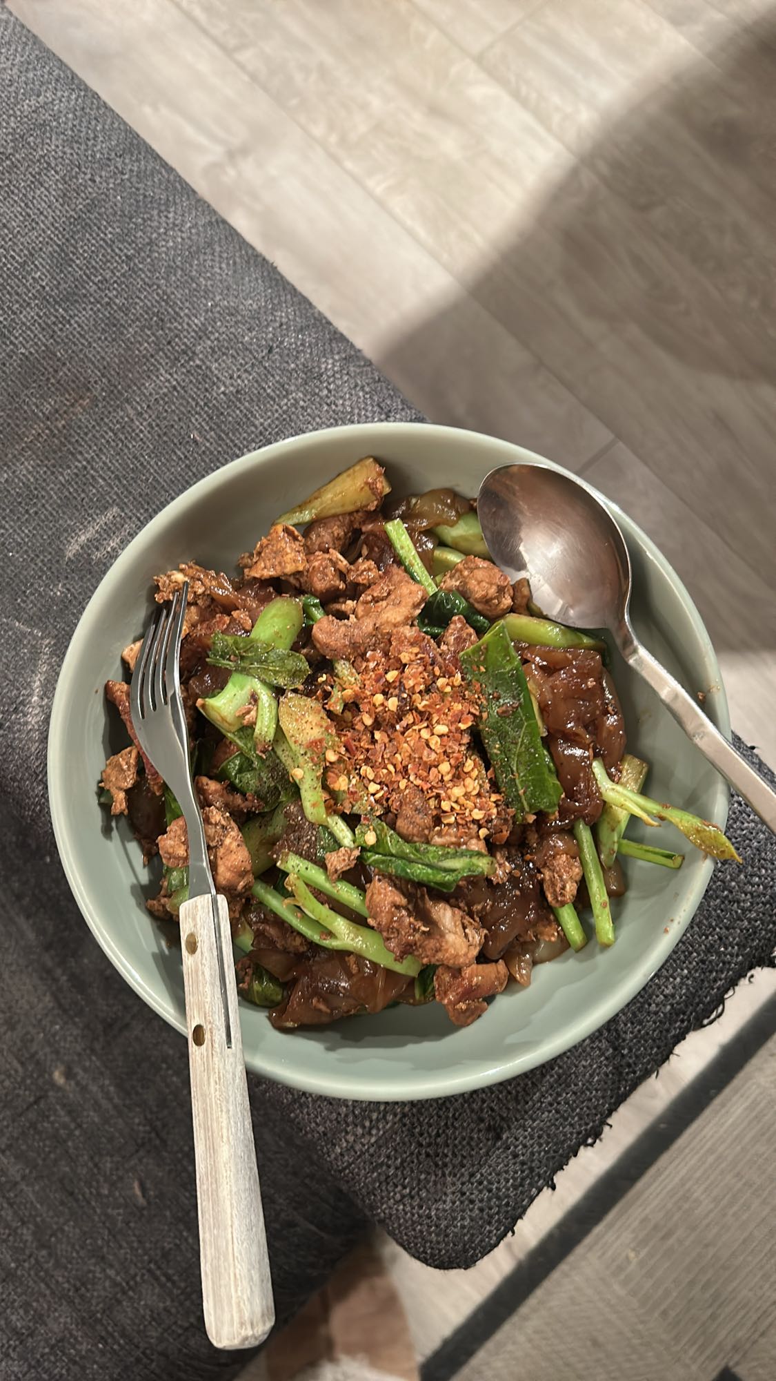 Stekt nudelbolle med kylling