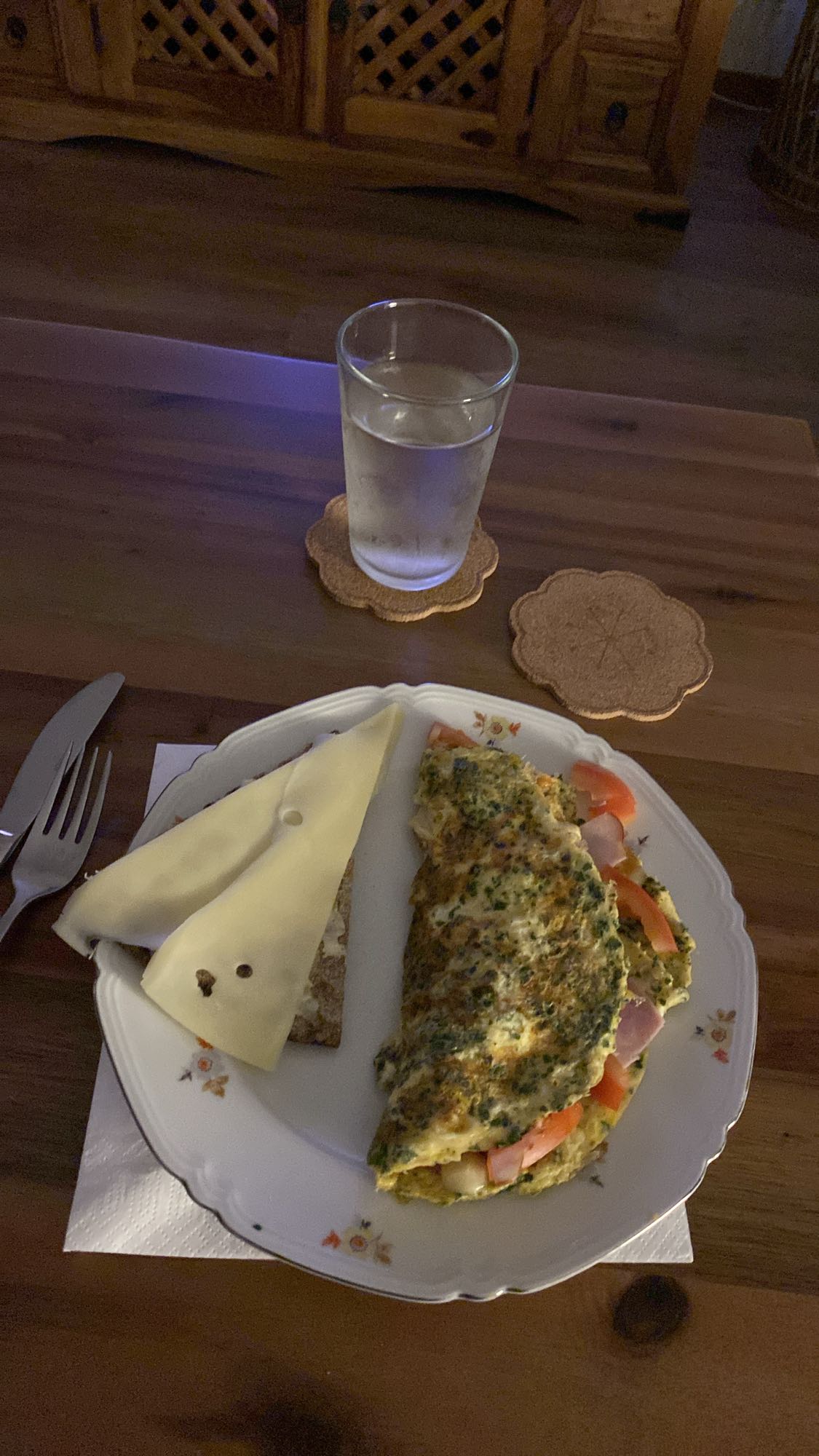 Omelett med ost och knäckebröd