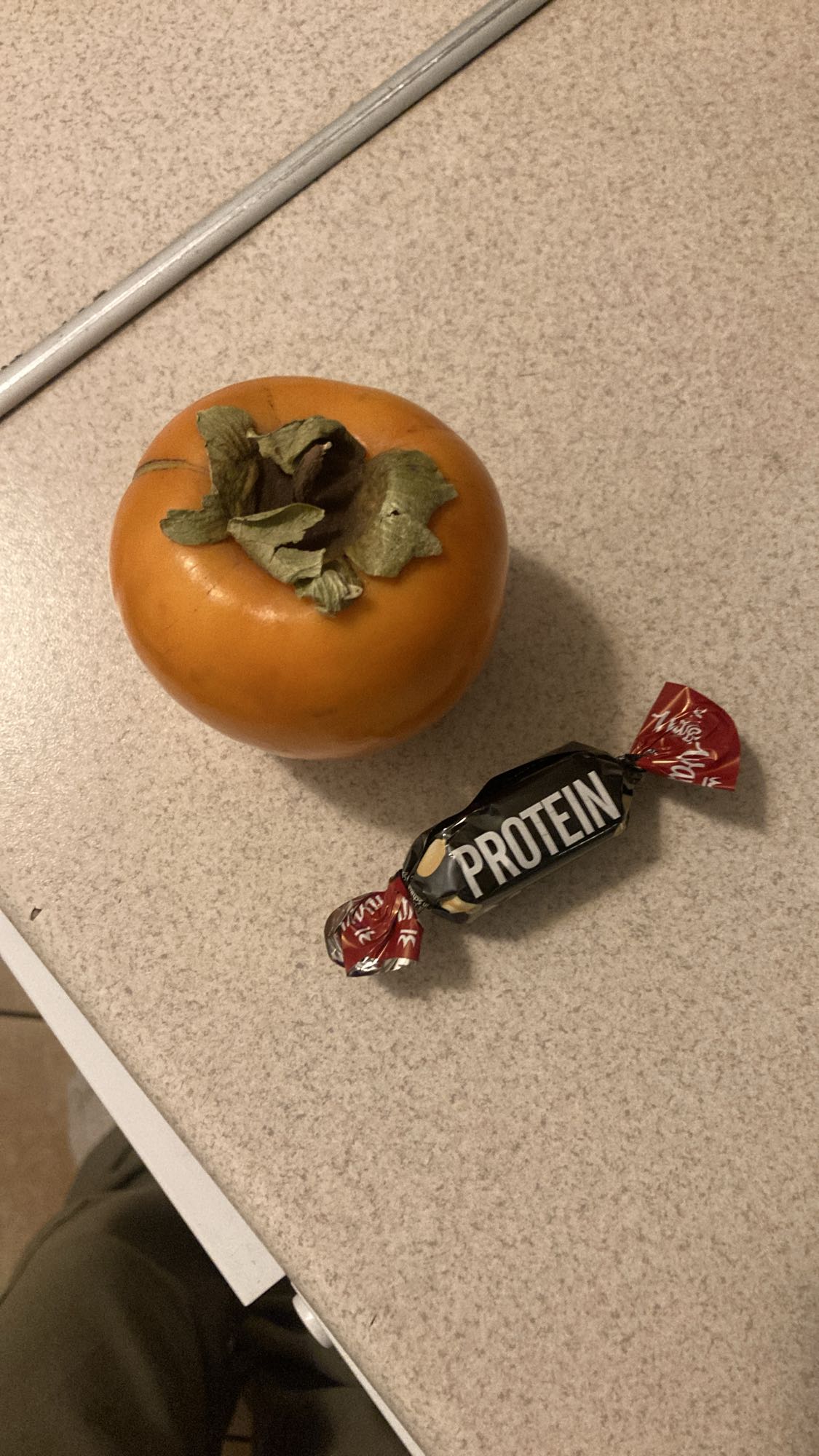 хурма и протеиновая конфета