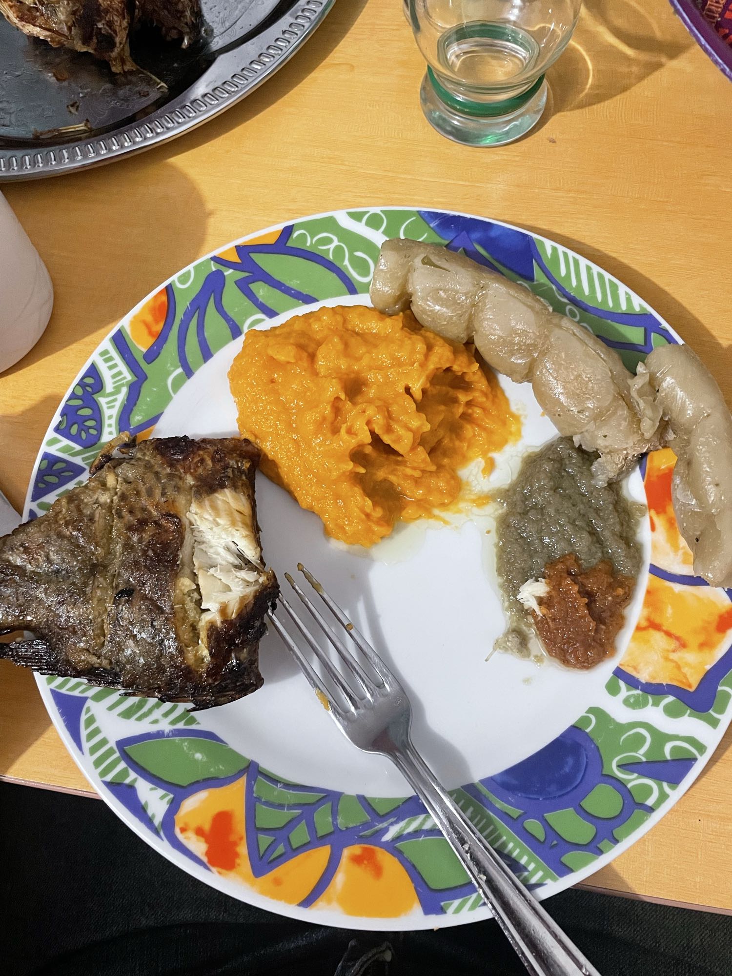 Poisson grillé, purée, sauce