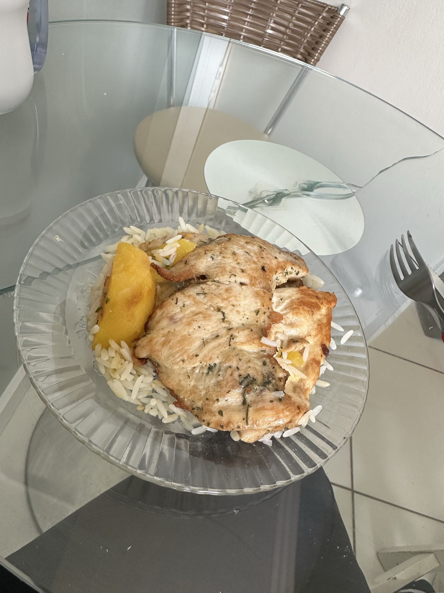 Frango com arroz e mandioca