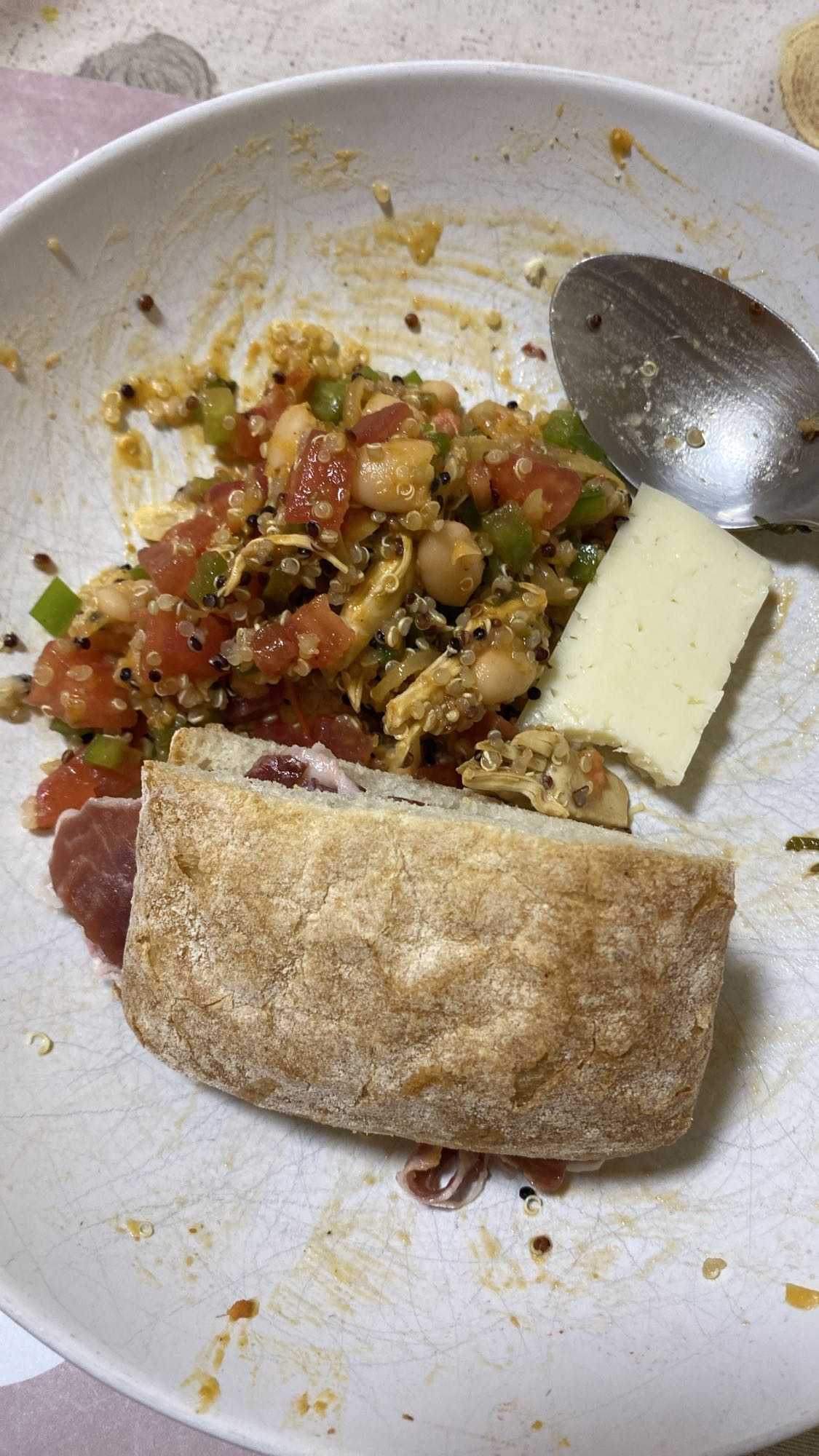 Ensalada y bocadillo mixto