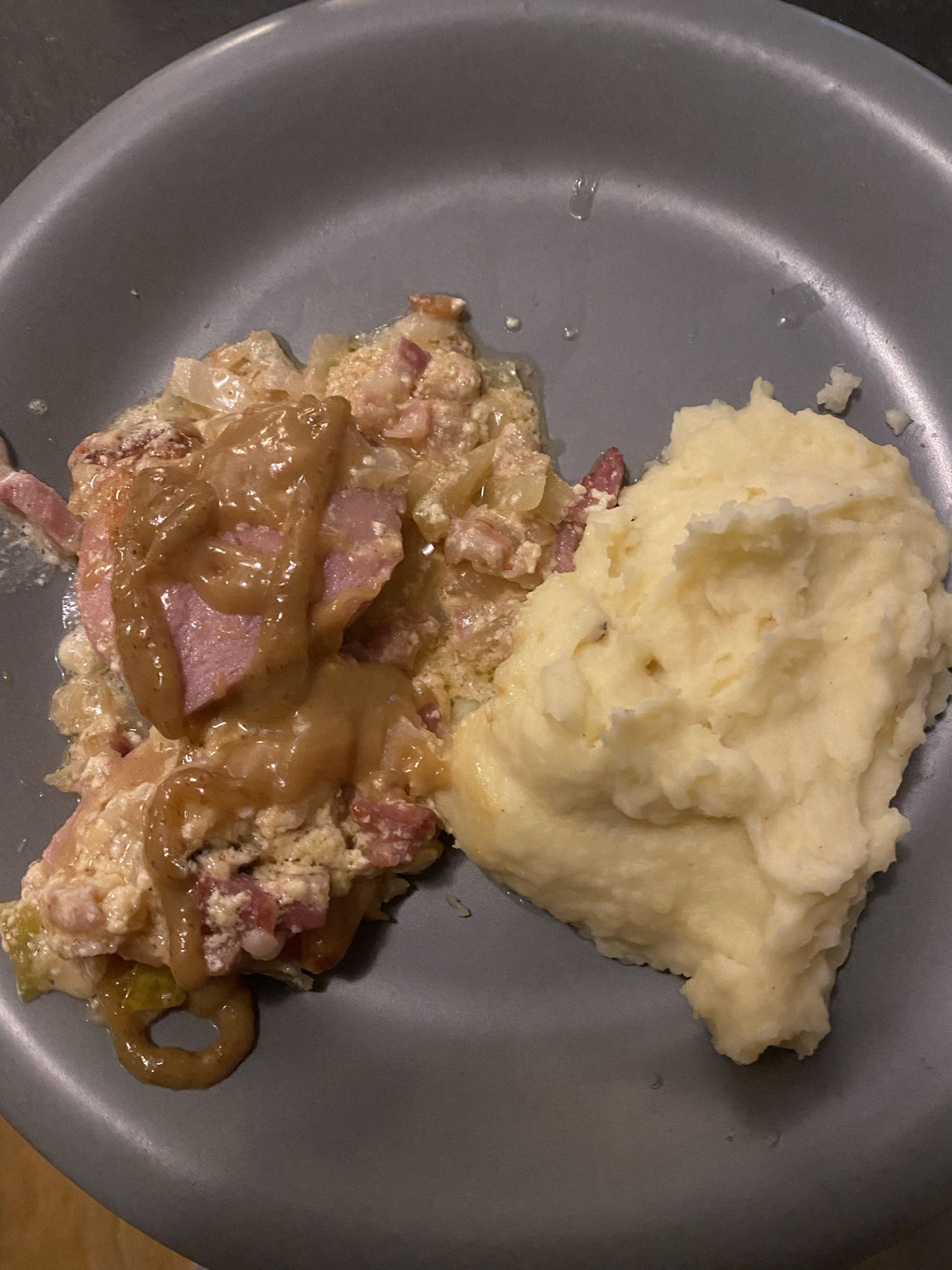 Skinka med mos och sås