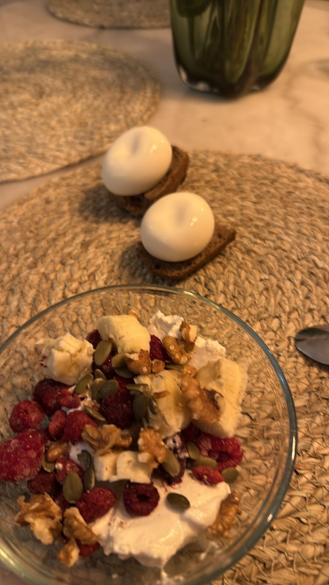 Yoghurtfrukost med ägg