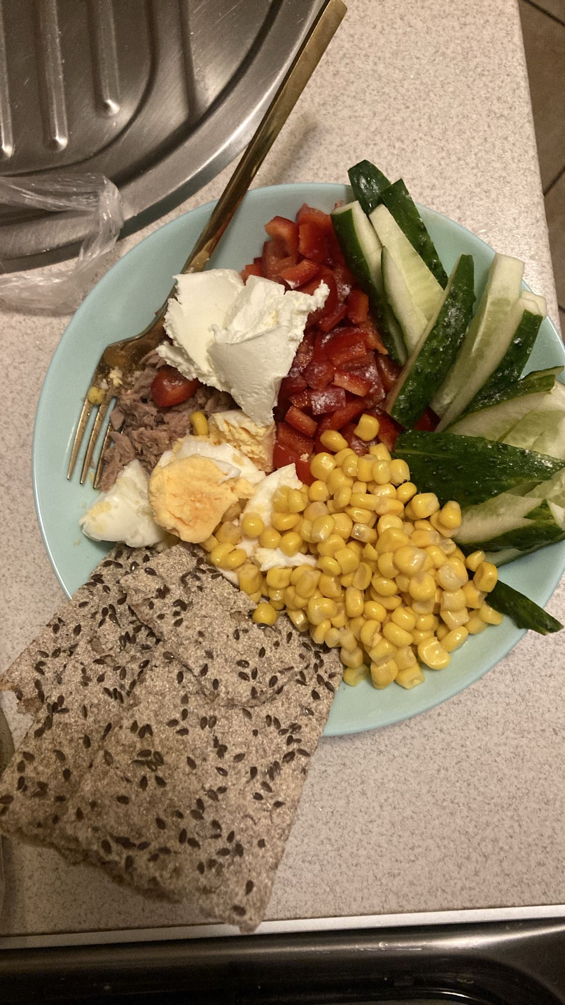 Тарелка с тунцом и овощами