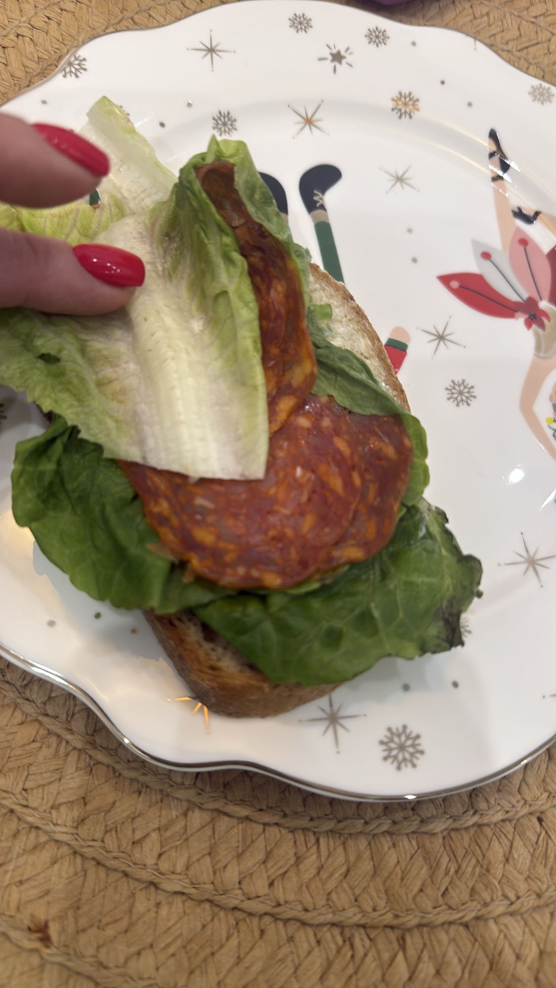 Kanapka z salami i sałatą