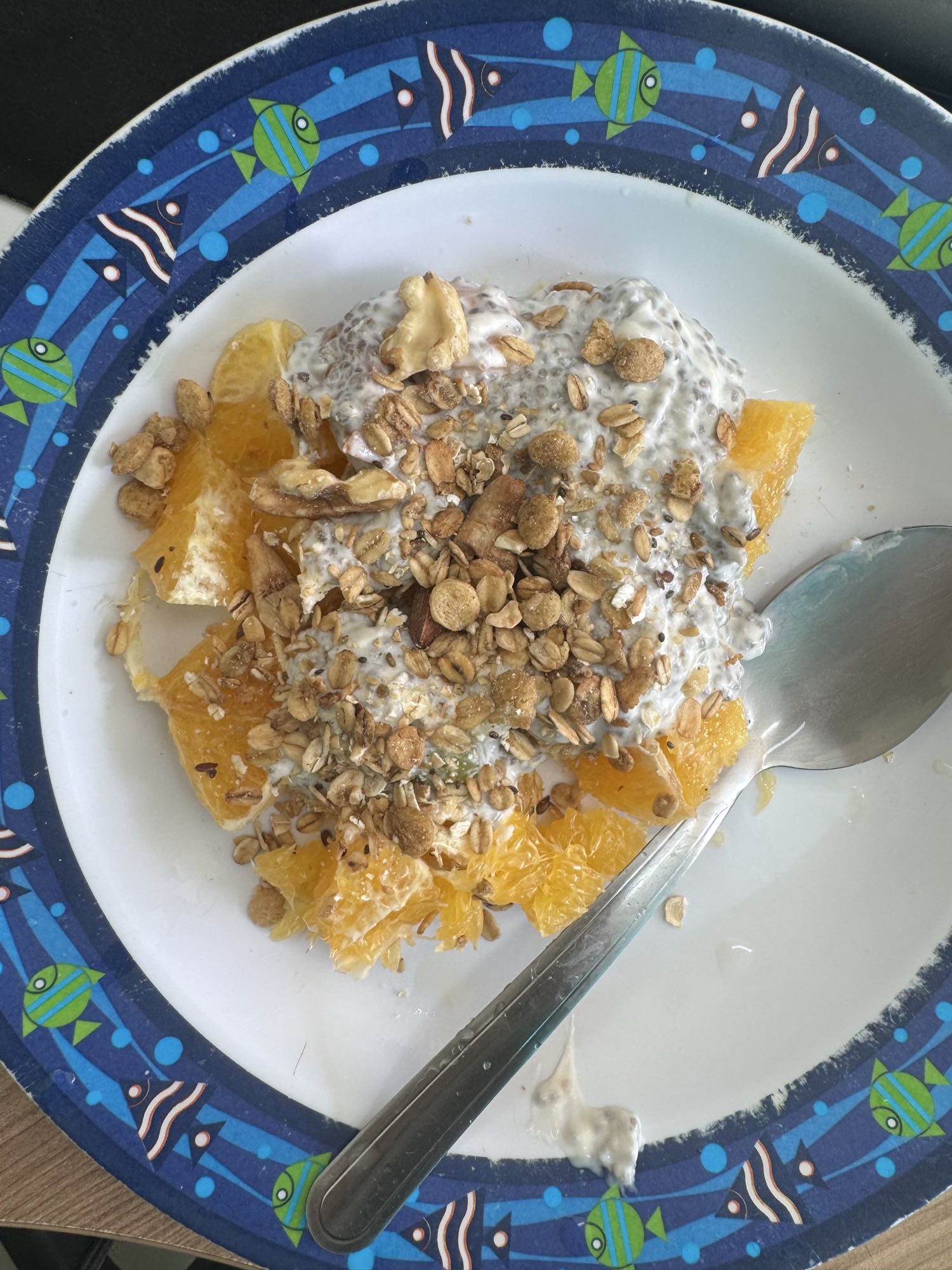 Iogurte com granola e laranja