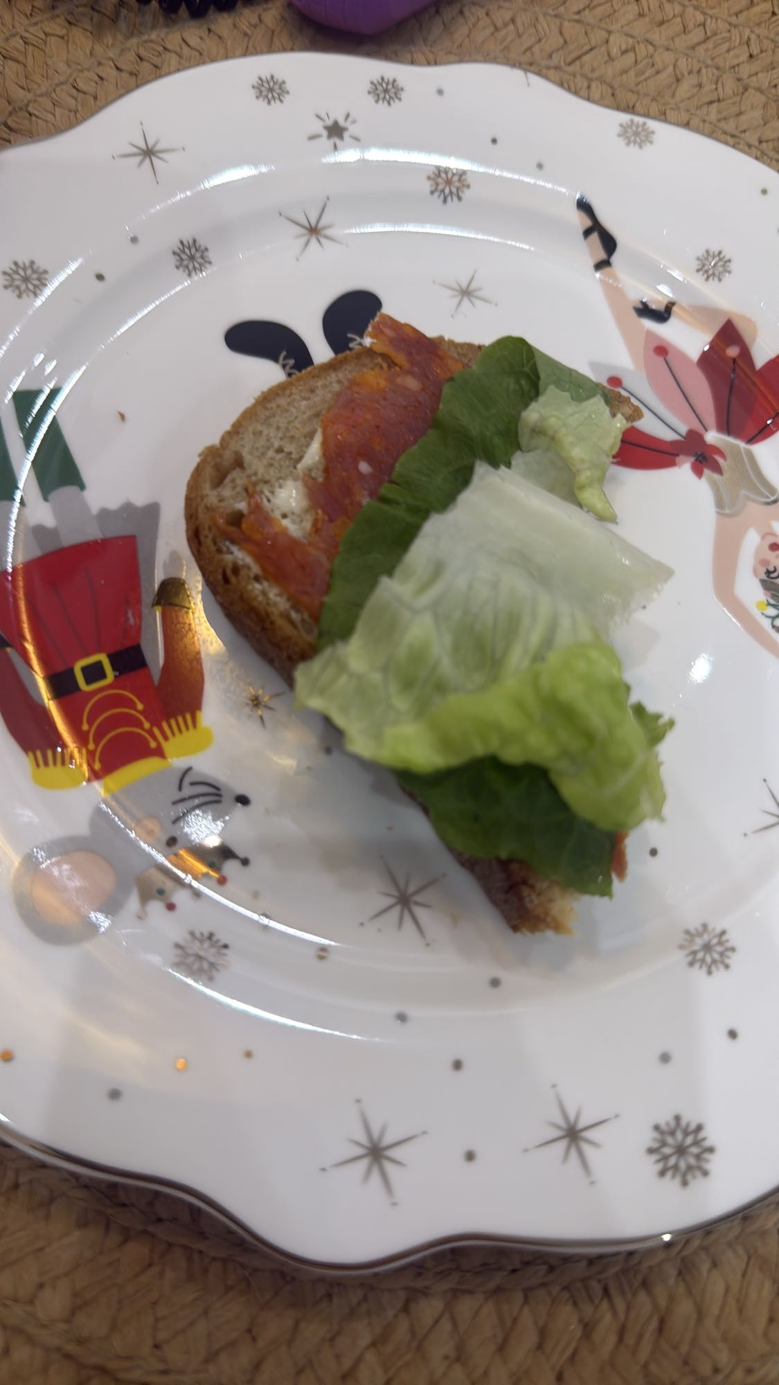 kanapka z salami i sałatą