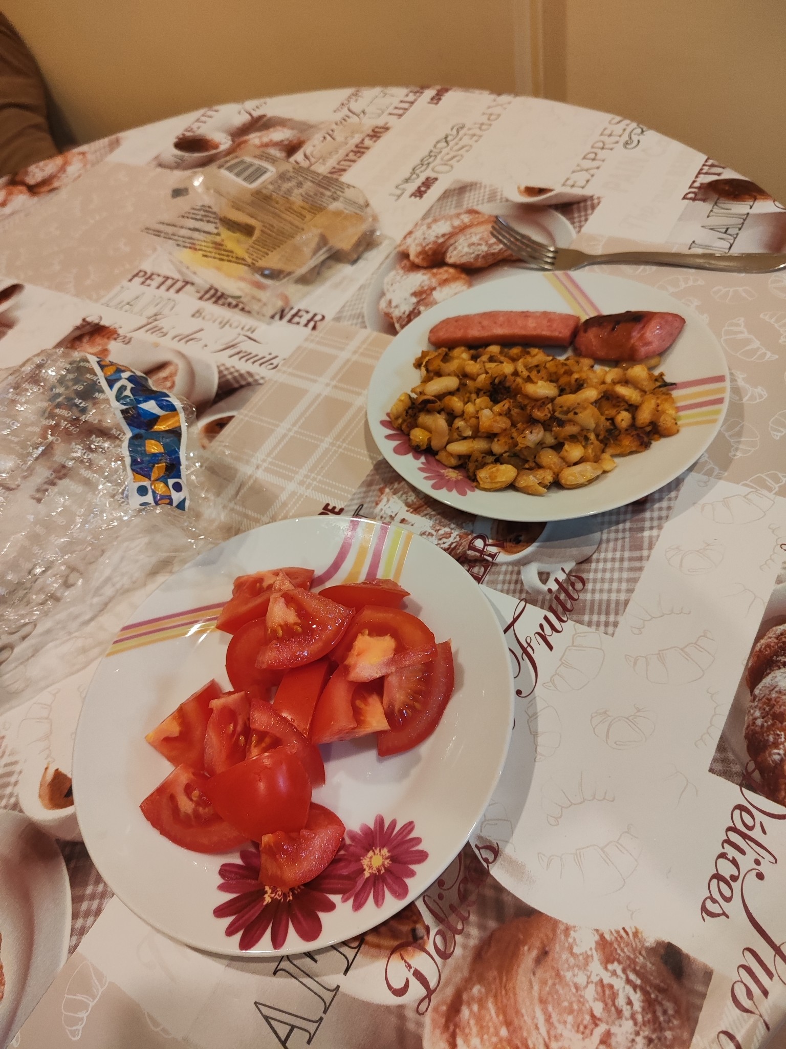 Sausage with beans & tomato