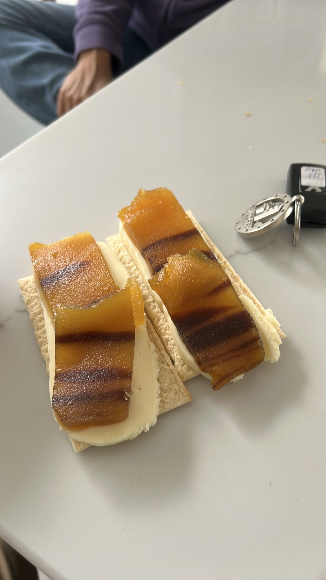 Galletas con queso y membrillo