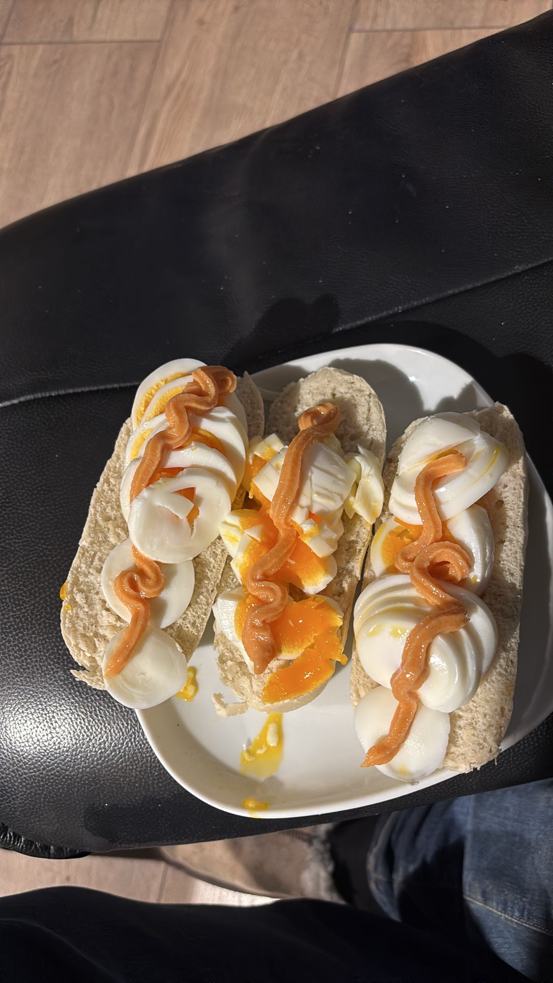 Egg på rundstykker med kaviar