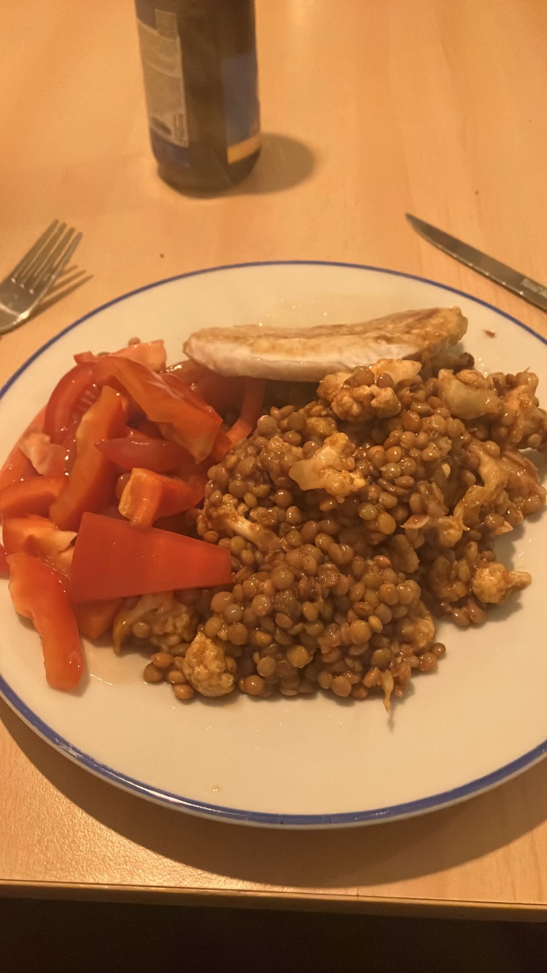 Frango, lentilhas e salada