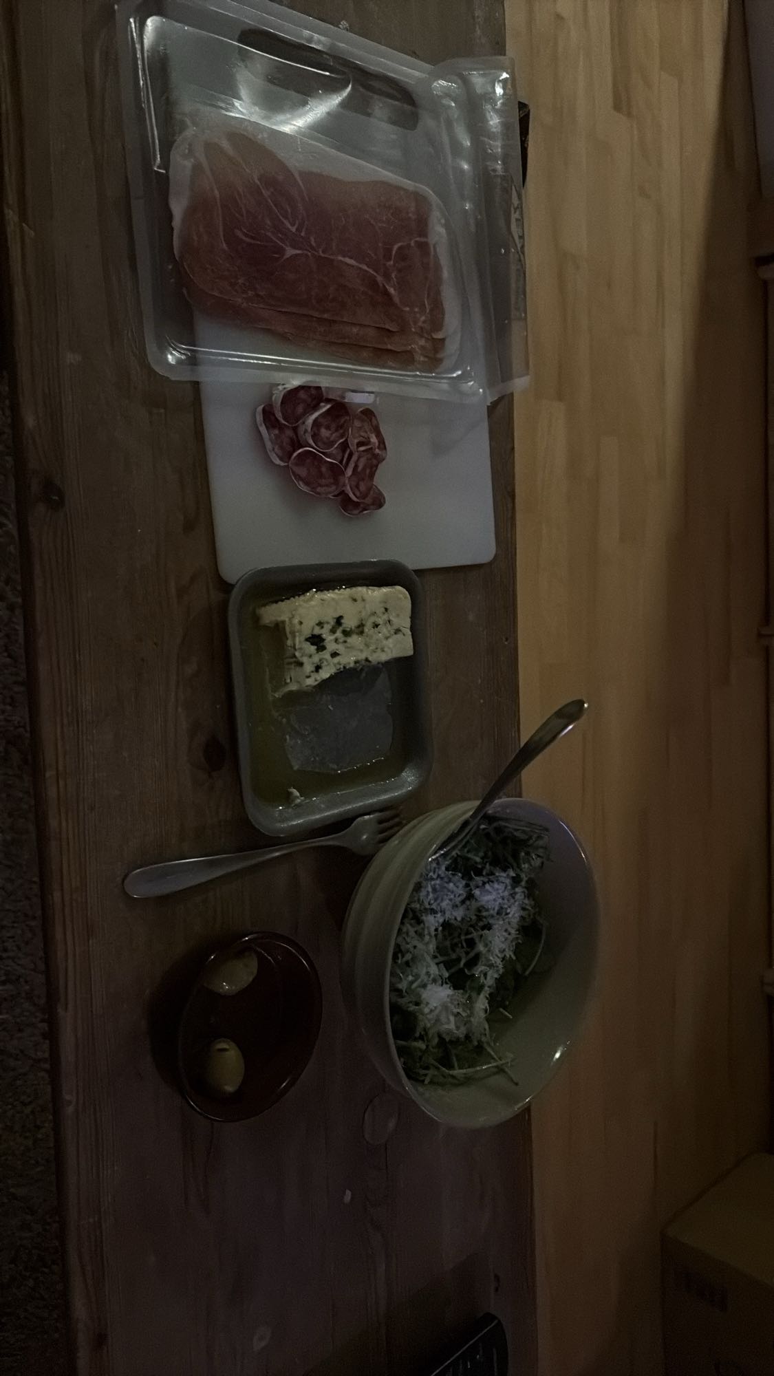 Charkbricka med sallad