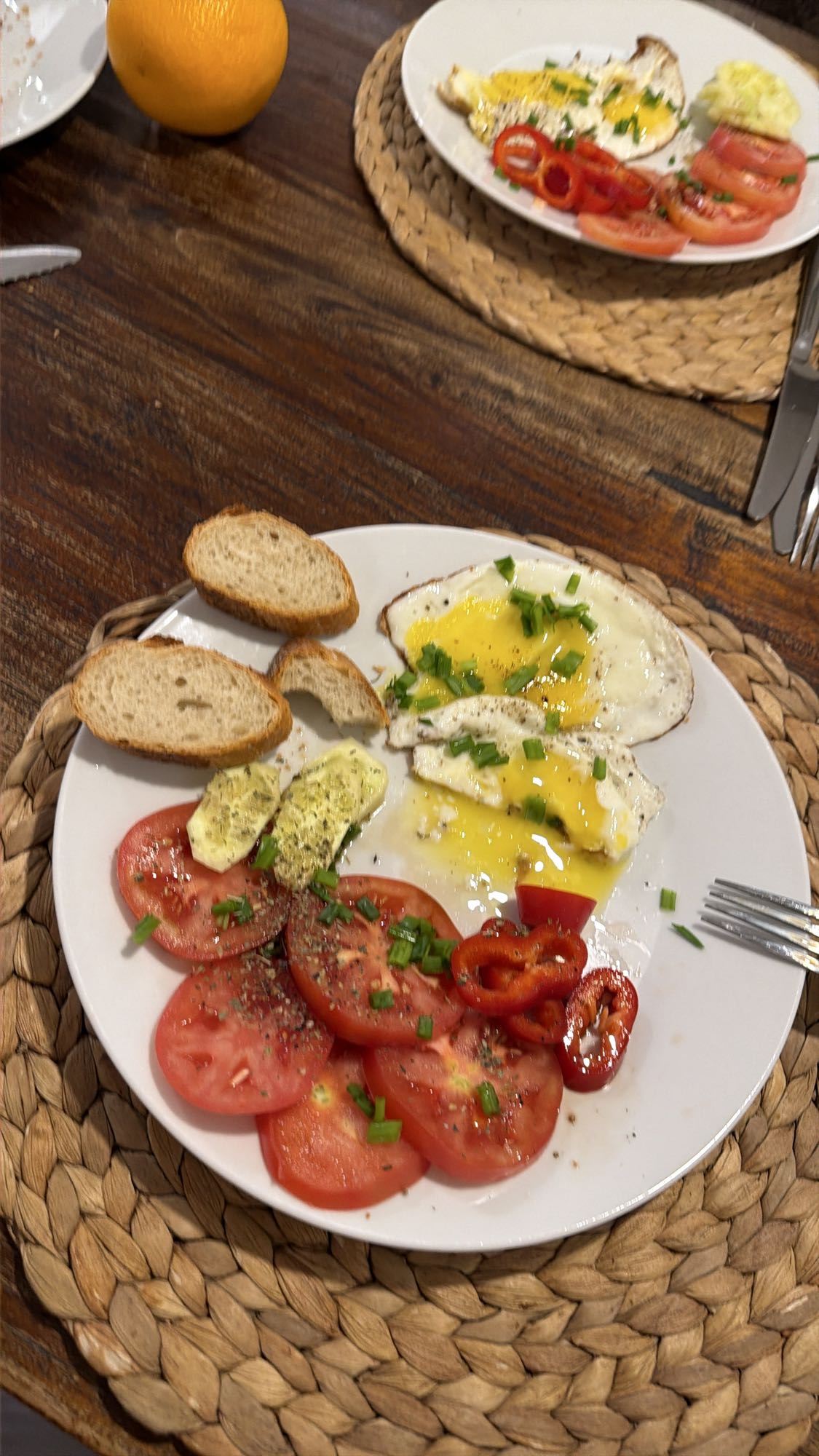 Jajka z warzywami i chlebem