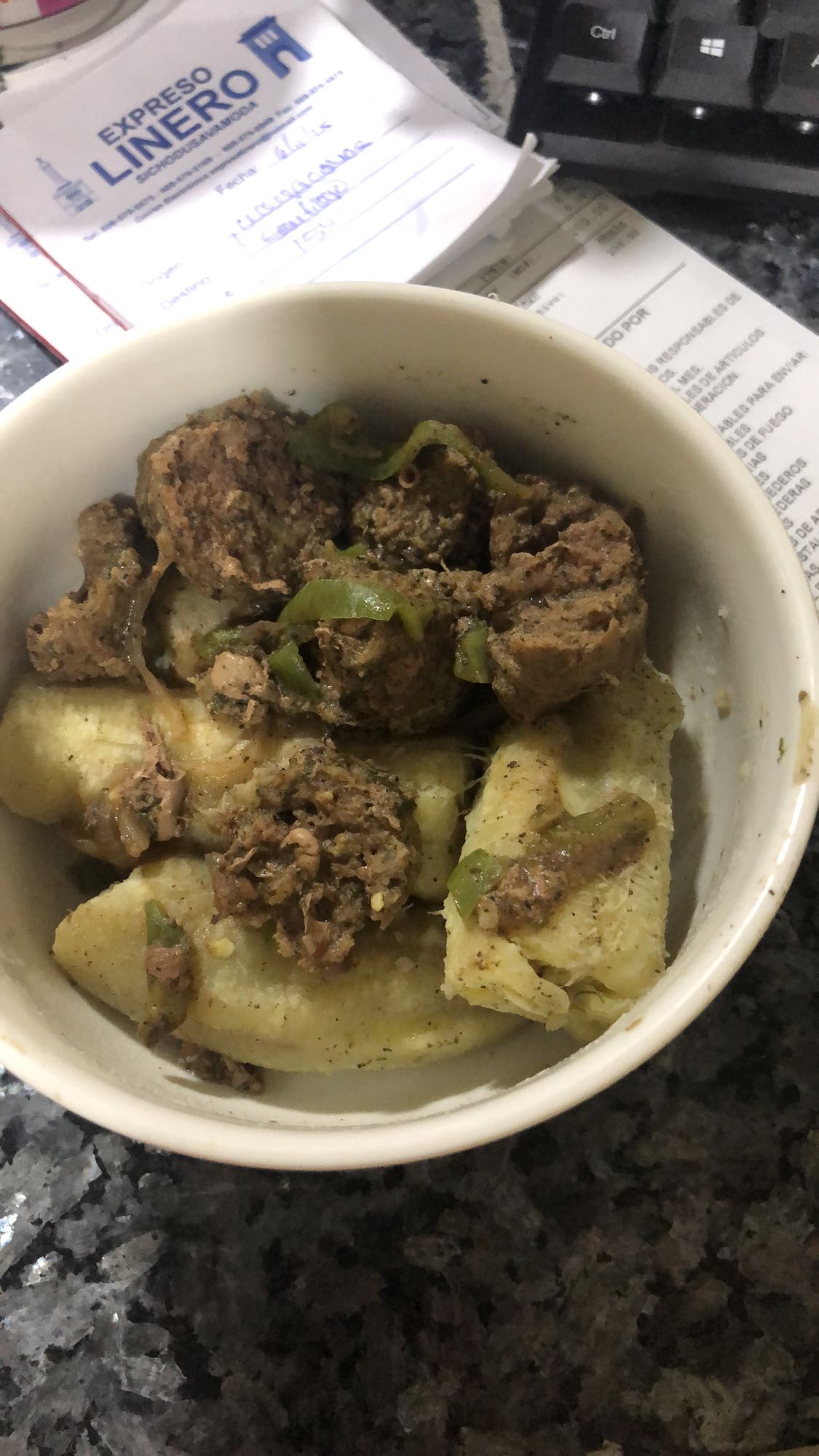 Carne guisada con guineo hervido con escabeche