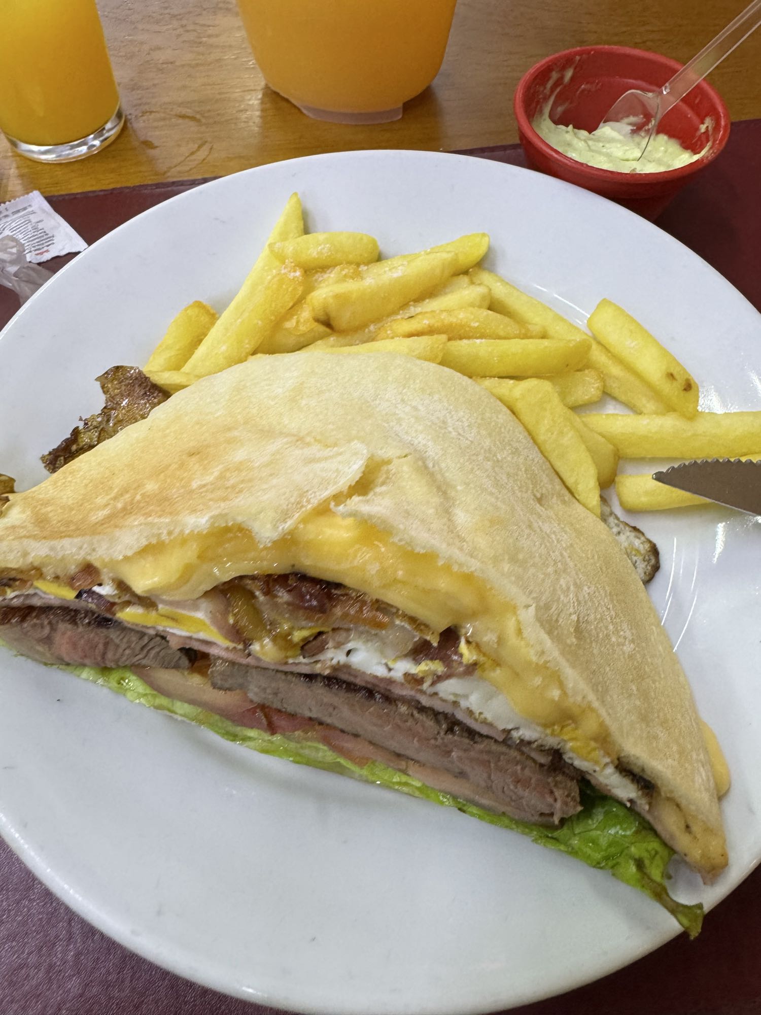 Sanduíche com batatas fritas