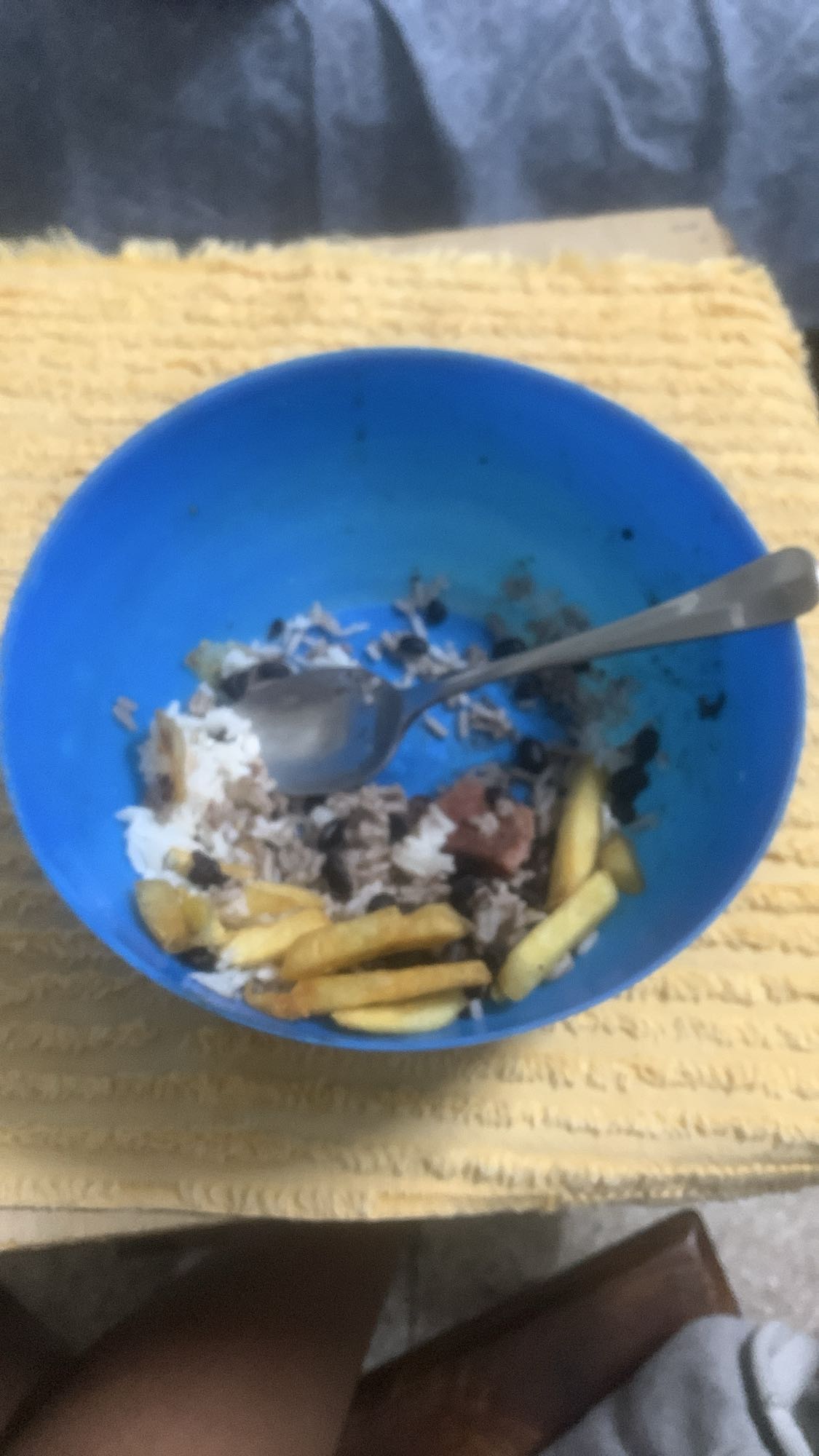 arroz, frijoles y papas fritas