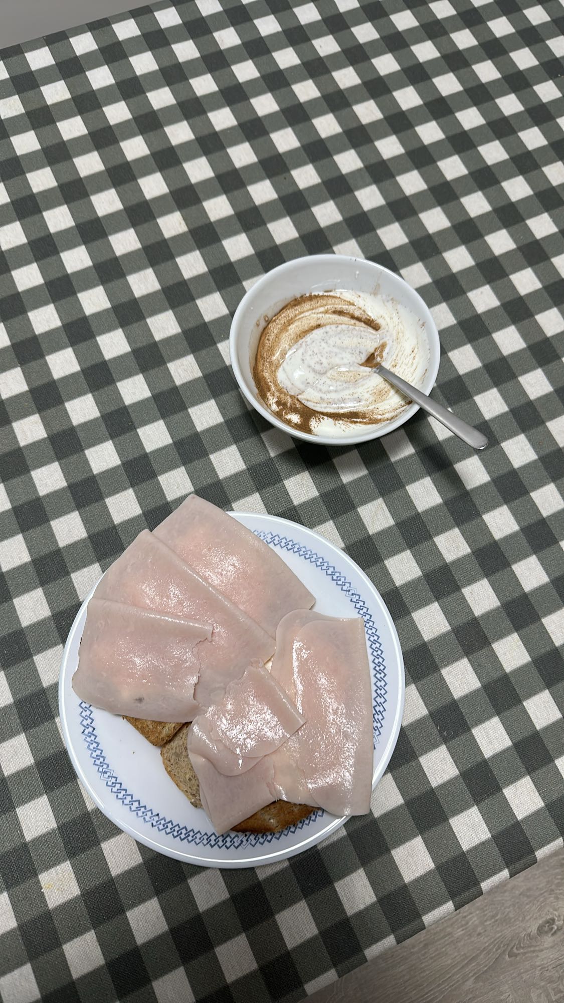 Tostadas con pavo y yogur