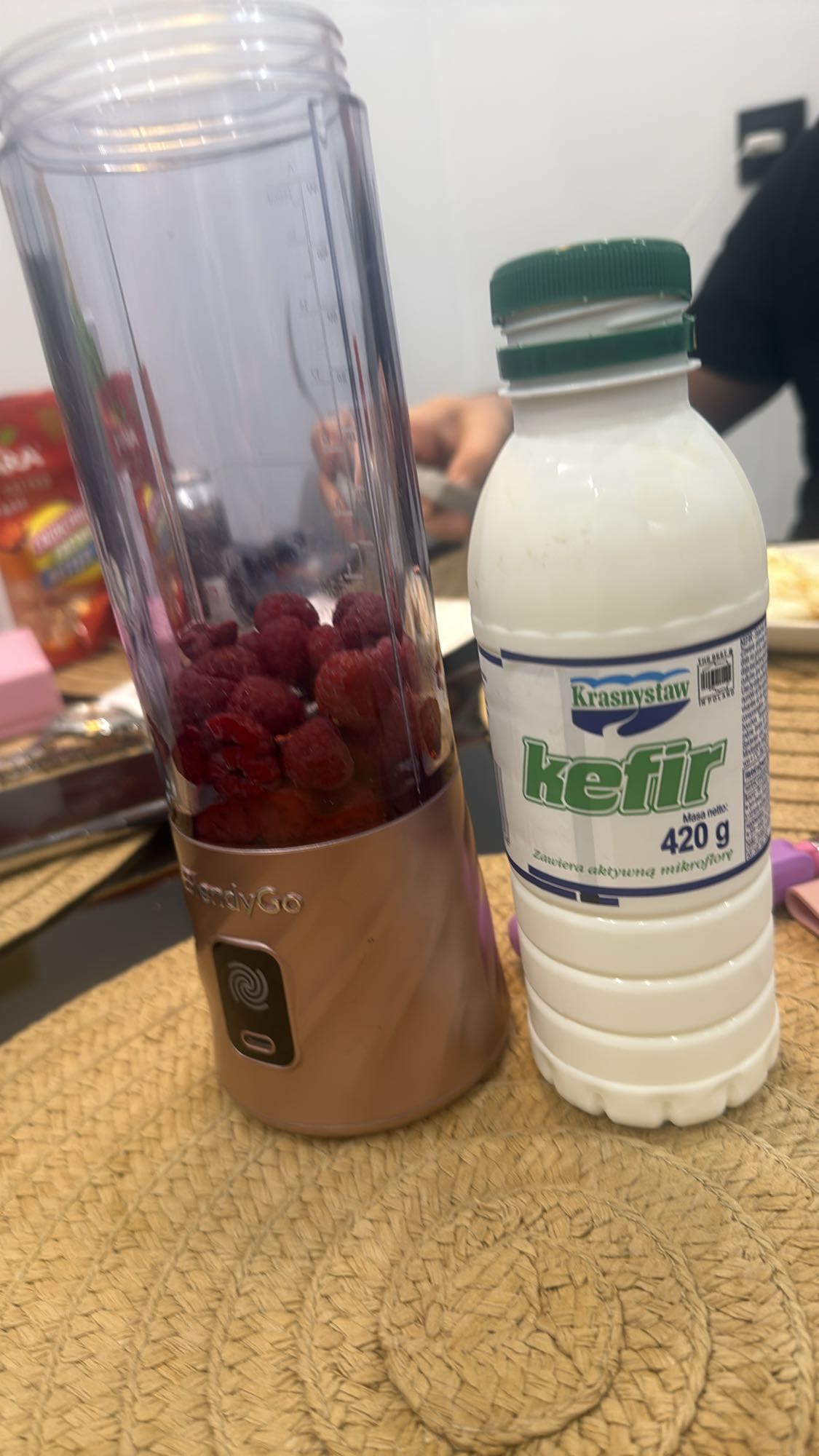 koktajl z kefirem i malinami