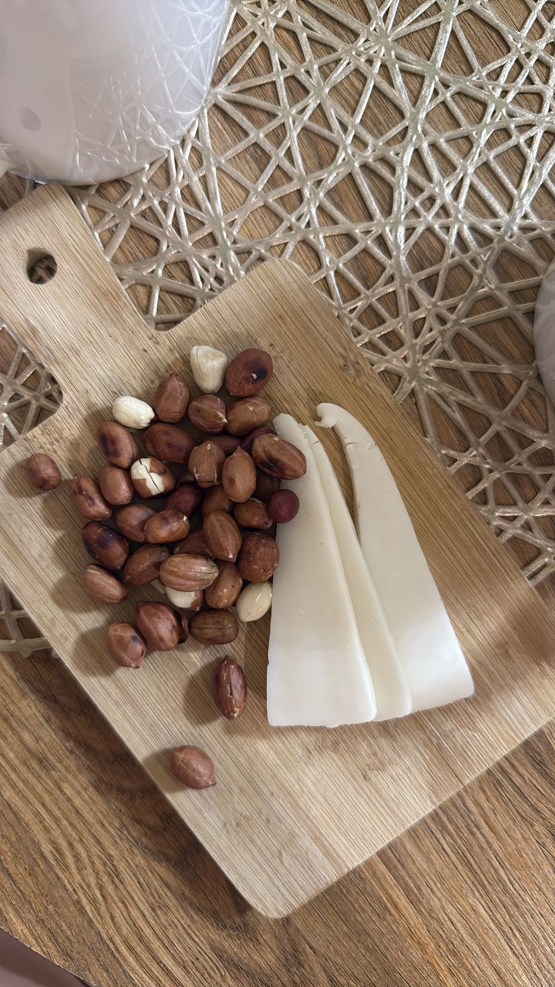 сыр и арахис