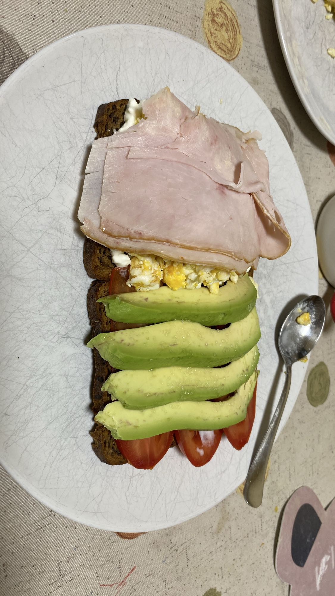 Tostada de pavo y aguacate
