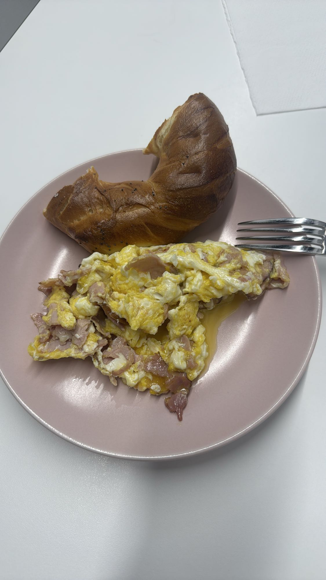 Jajecznica z szynką i bułką