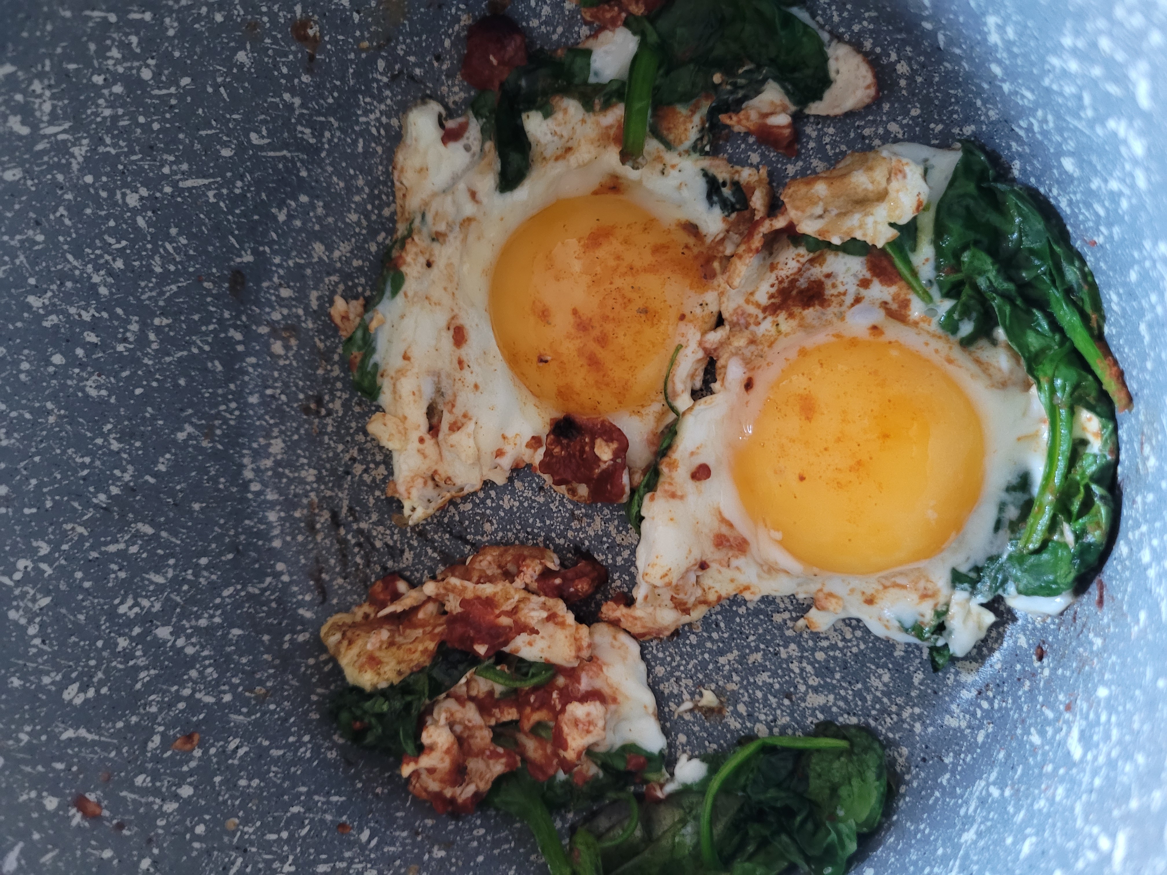 Gebakken eieren met spinazie