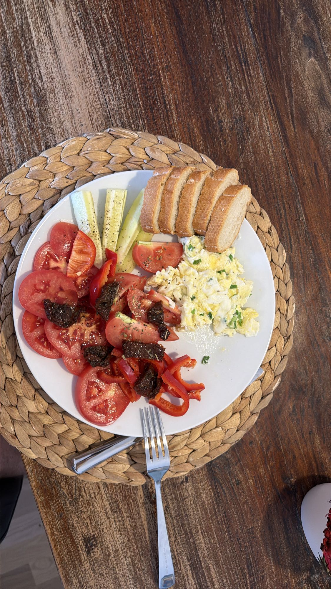 Śniadanie z warzywami i jajkami