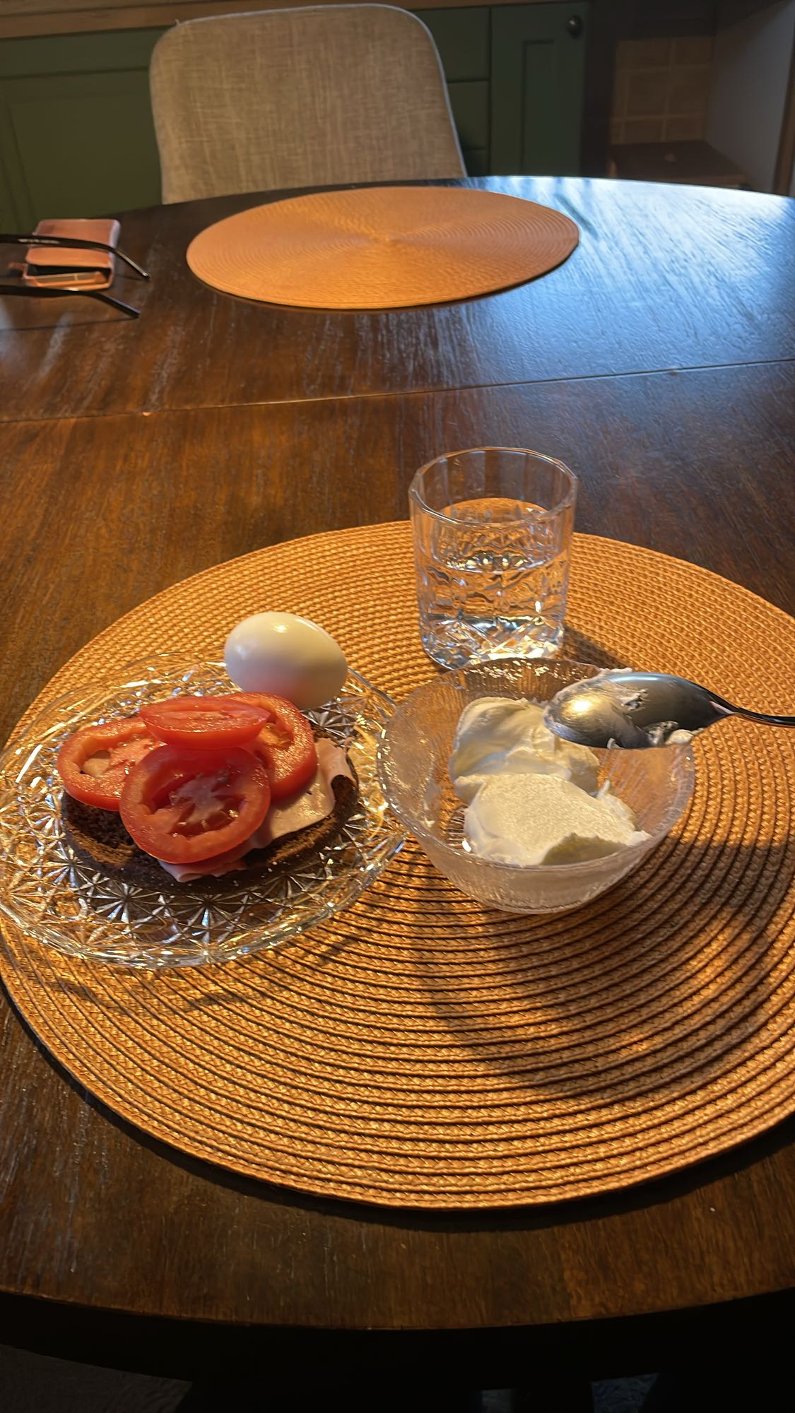 Frukost med ägg och macka