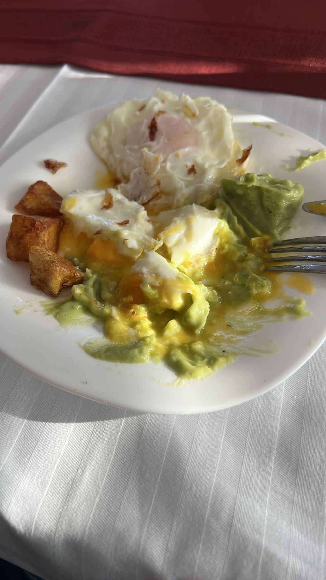 Ouă cu avocado și cartofi