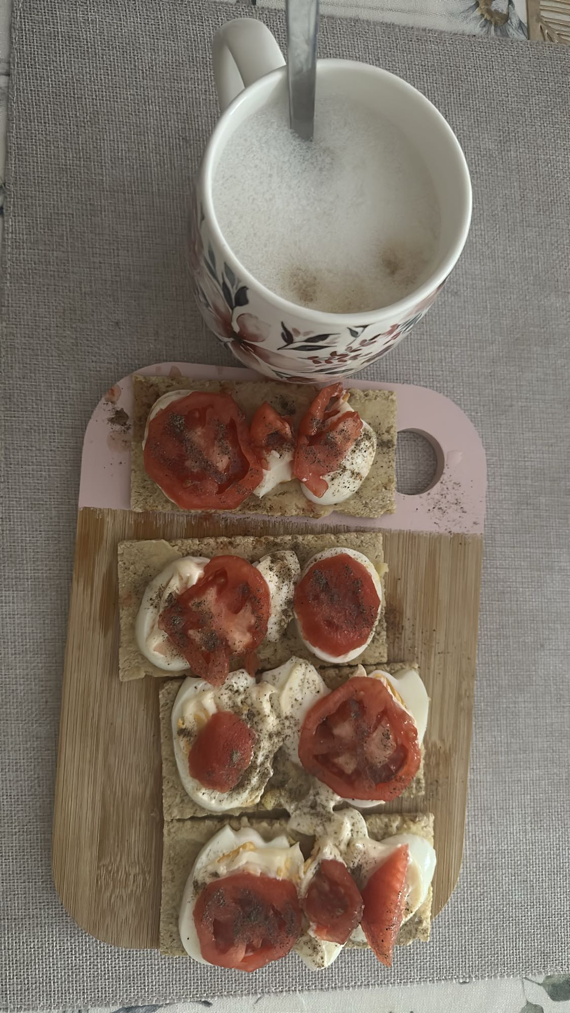 Jajka na chrupkim pieczywie