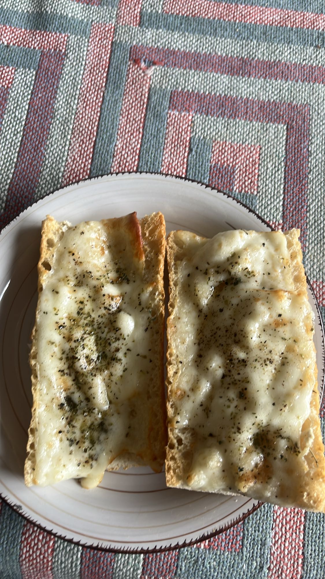 Pan con queso derretido