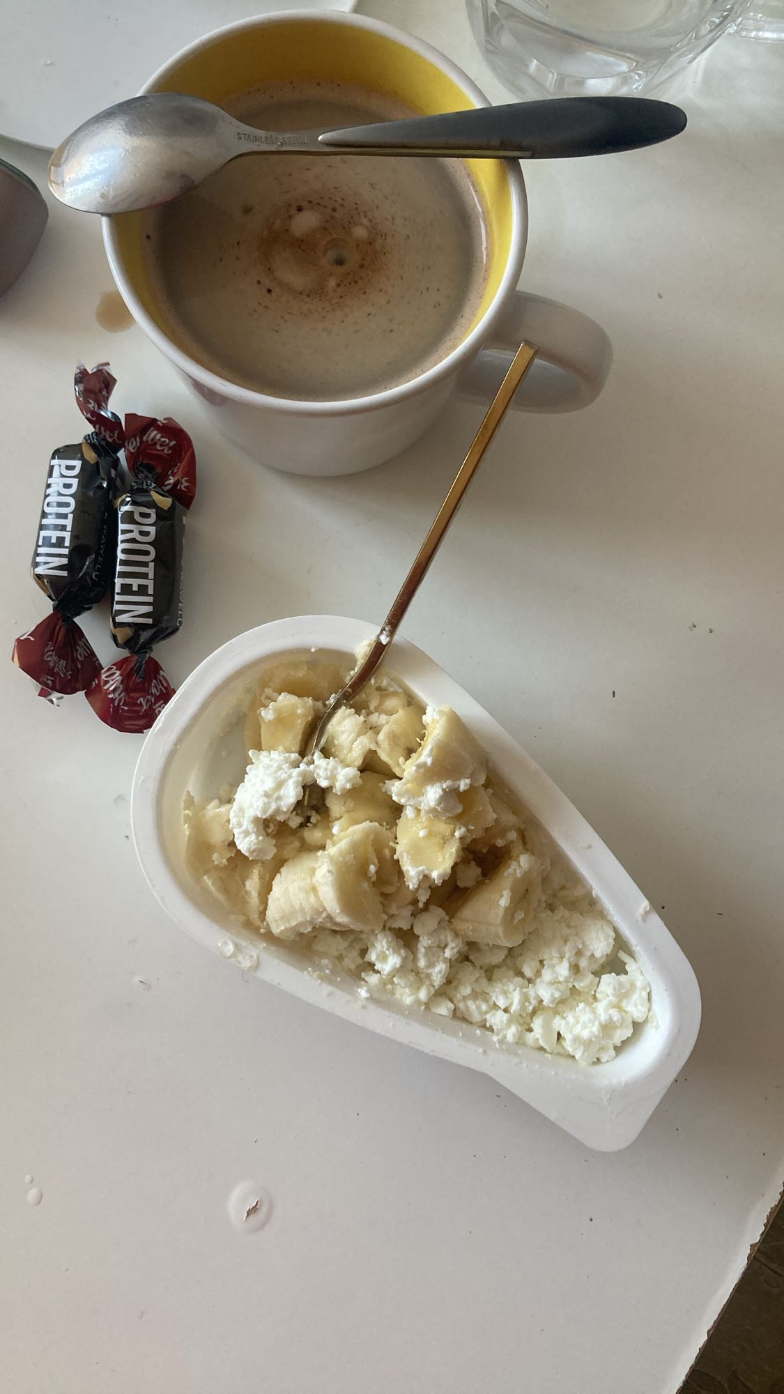 Творог с бананом и кофе