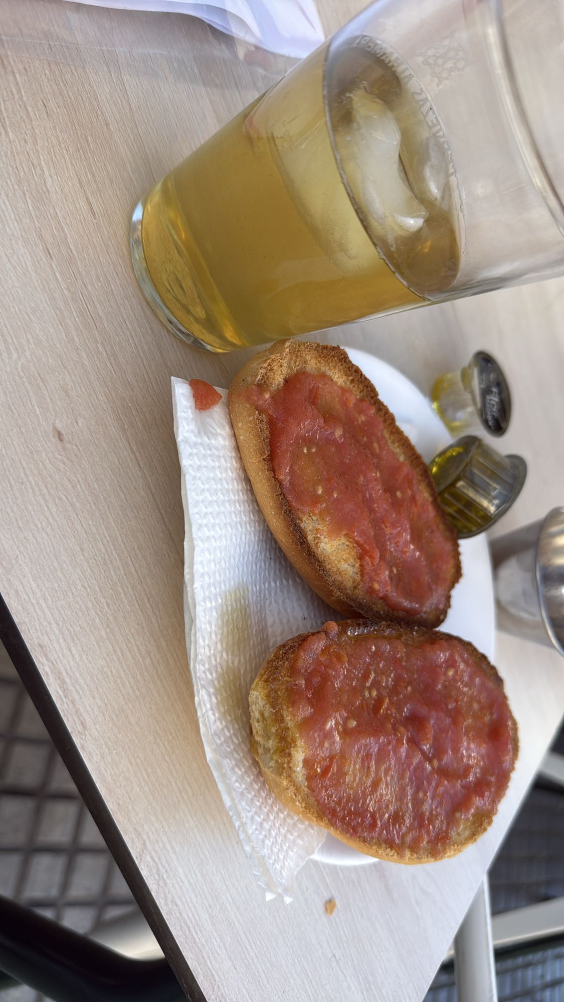 Pan con tomate y bebida