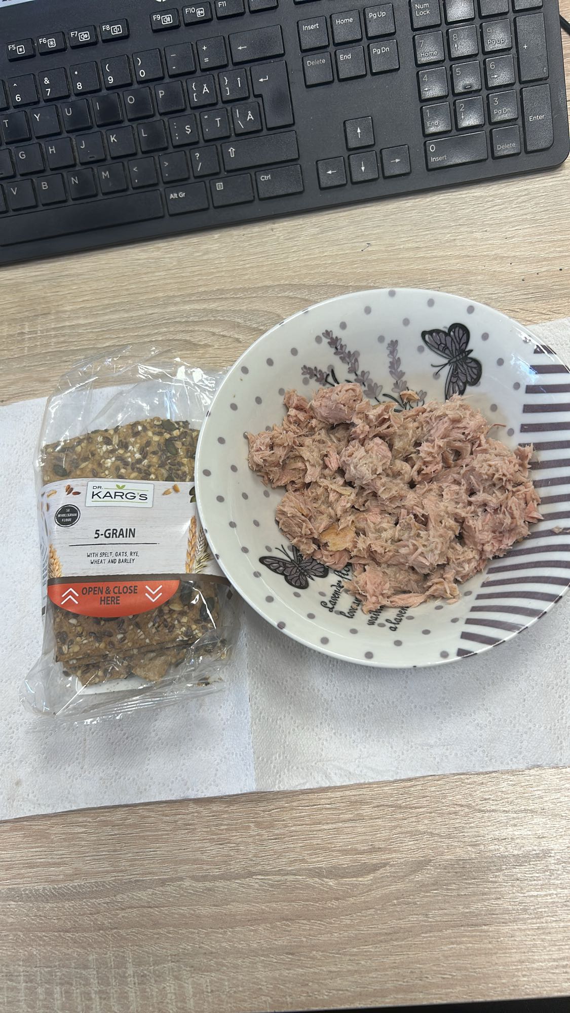 Ton și crackers cereale