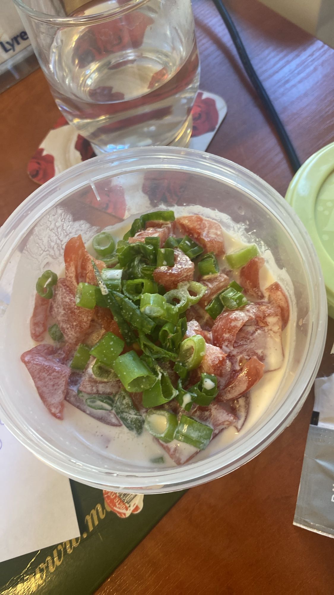 sałatka z pomidorami i śmietaną