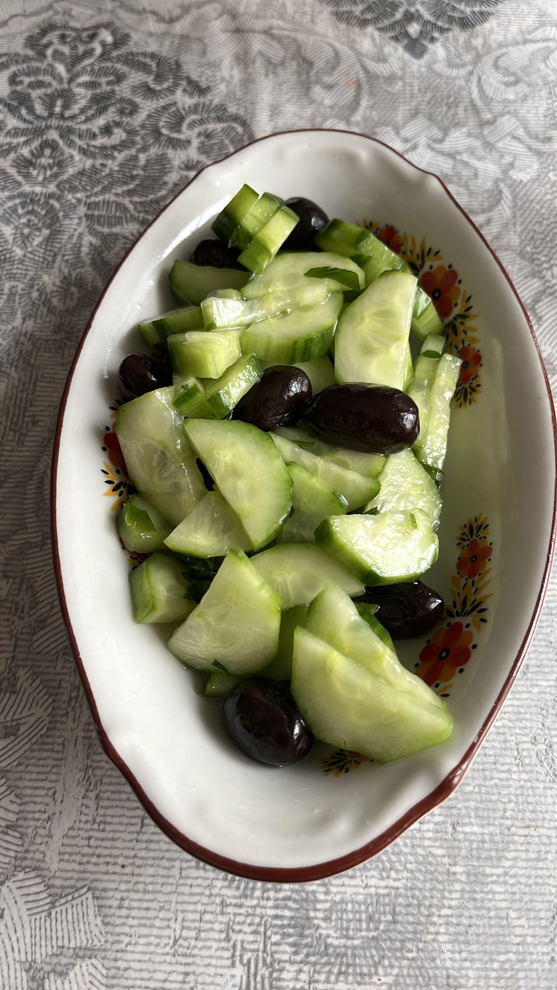 Салата с краставици и маслини