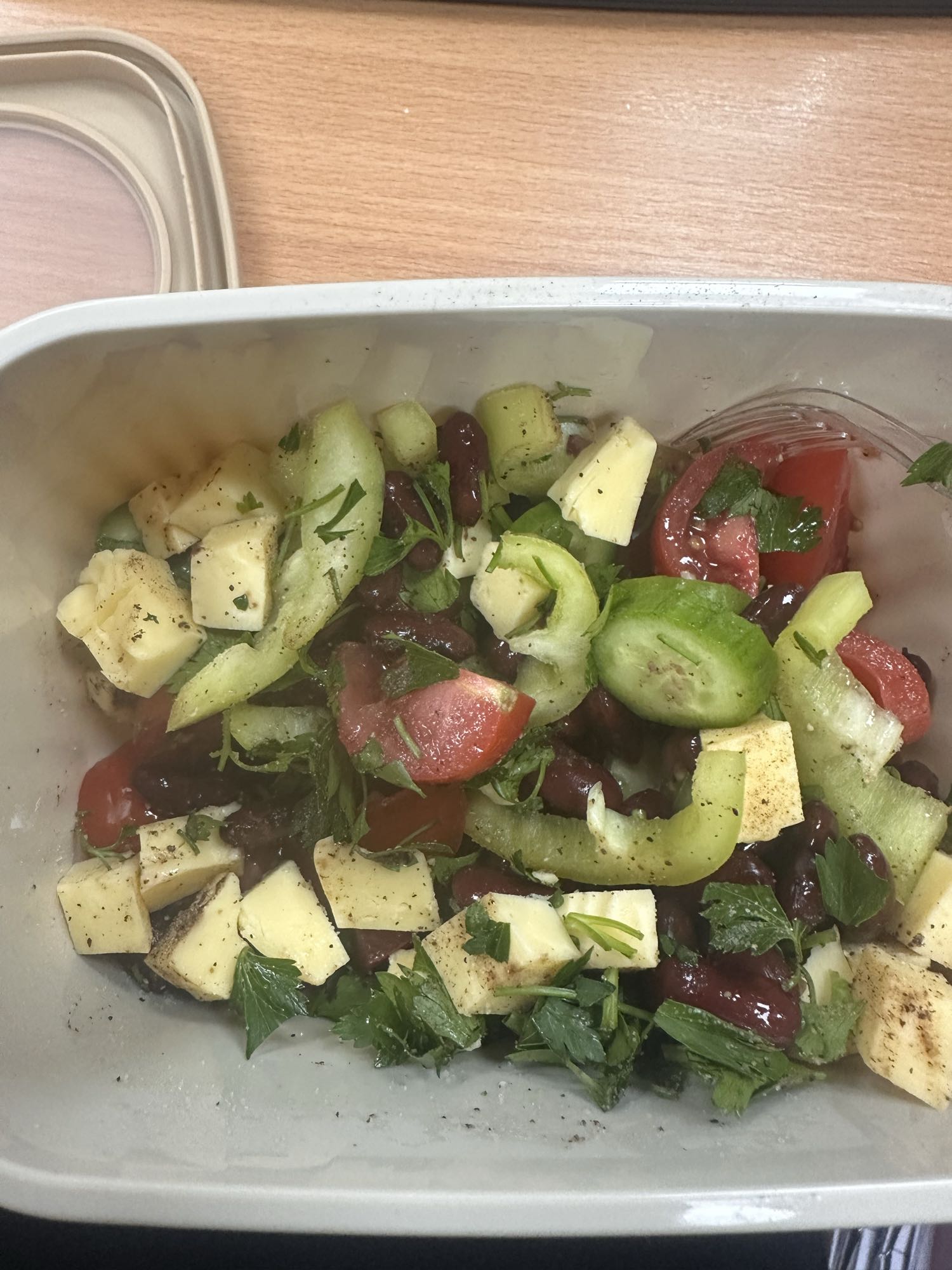 Салат с фасолью и сыром