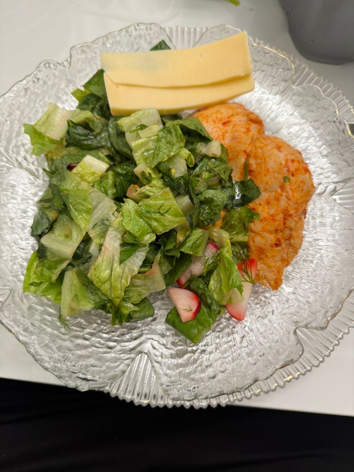 Курица с салатом и сыром