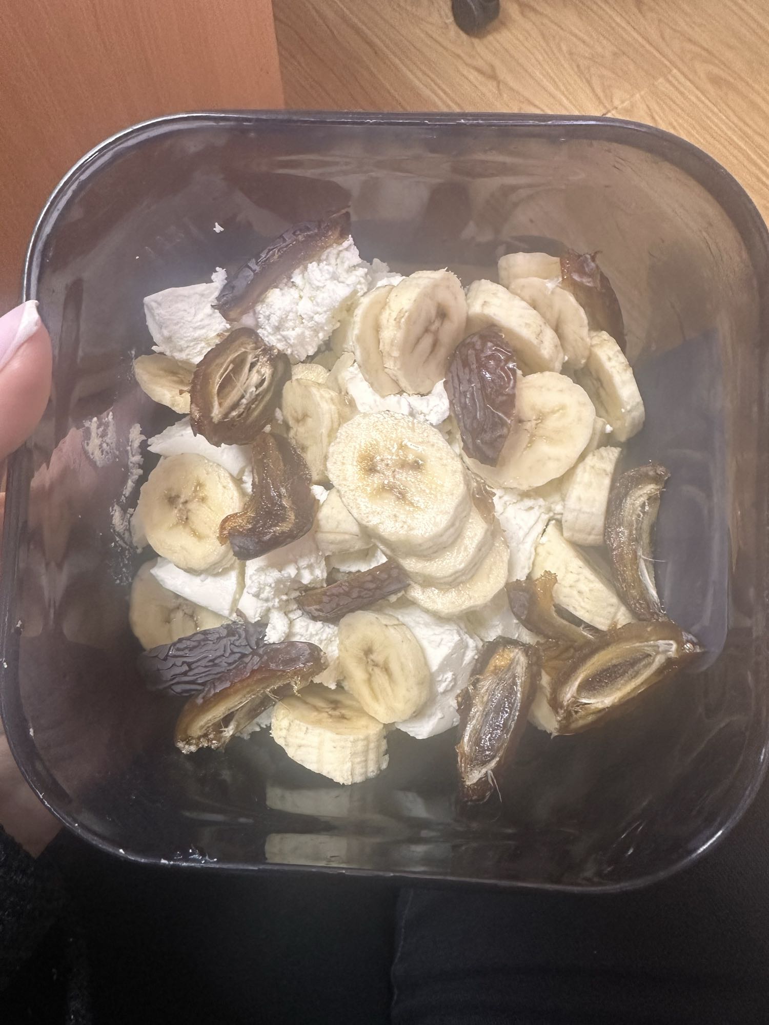 Творог с бананом и финиками