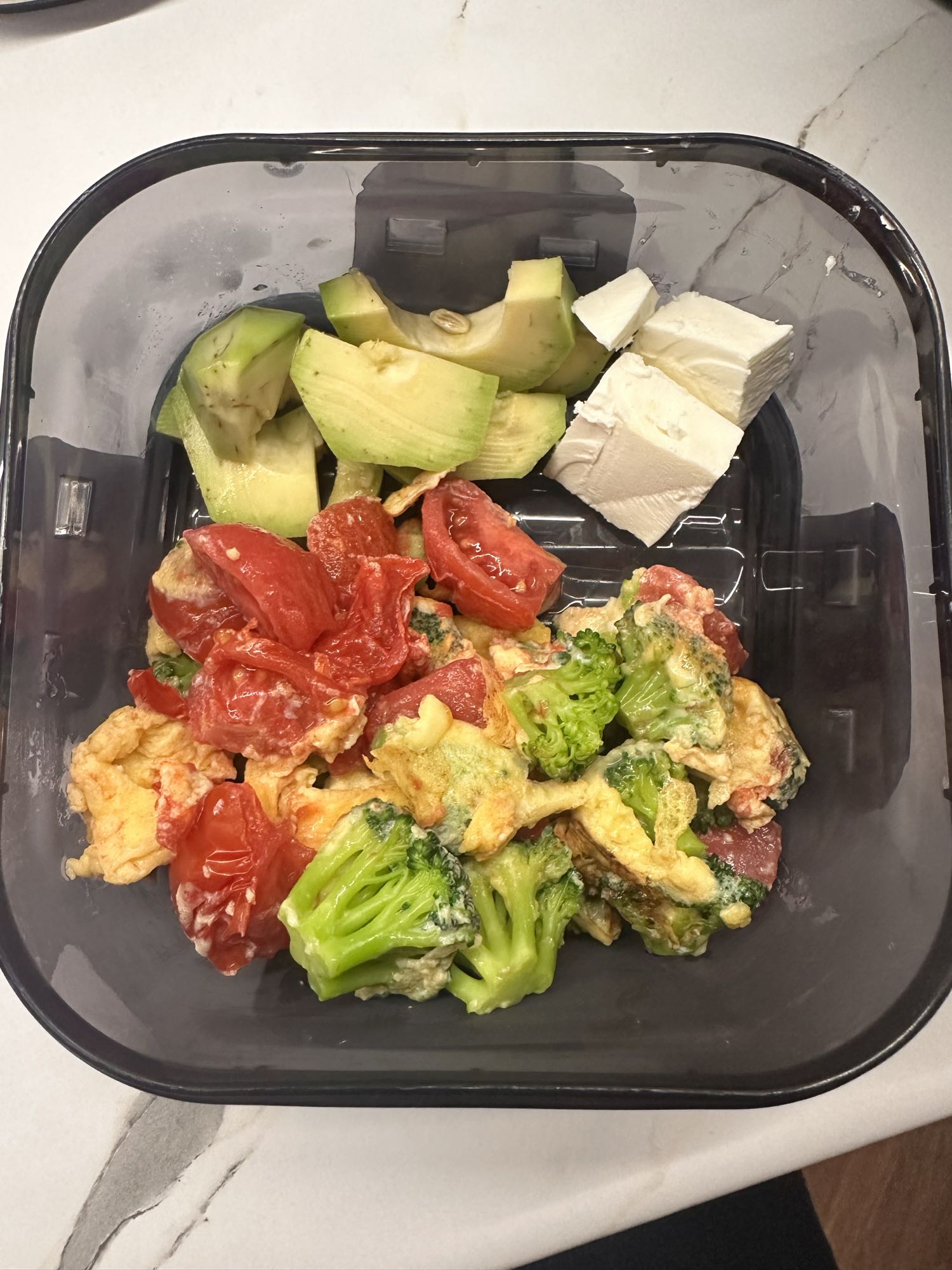 Овощной омлет с авокадо