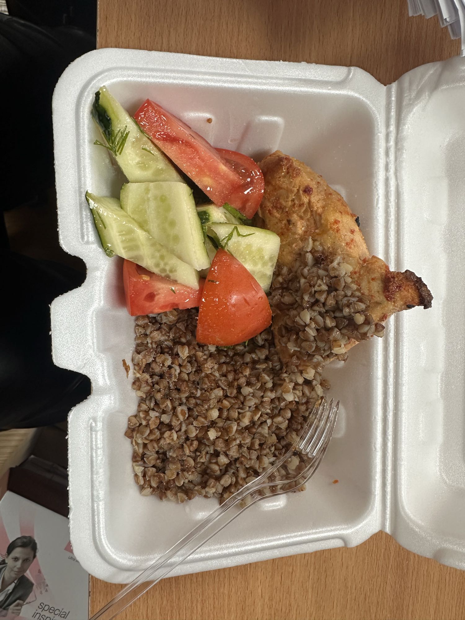 Гречка с курицей и салатом