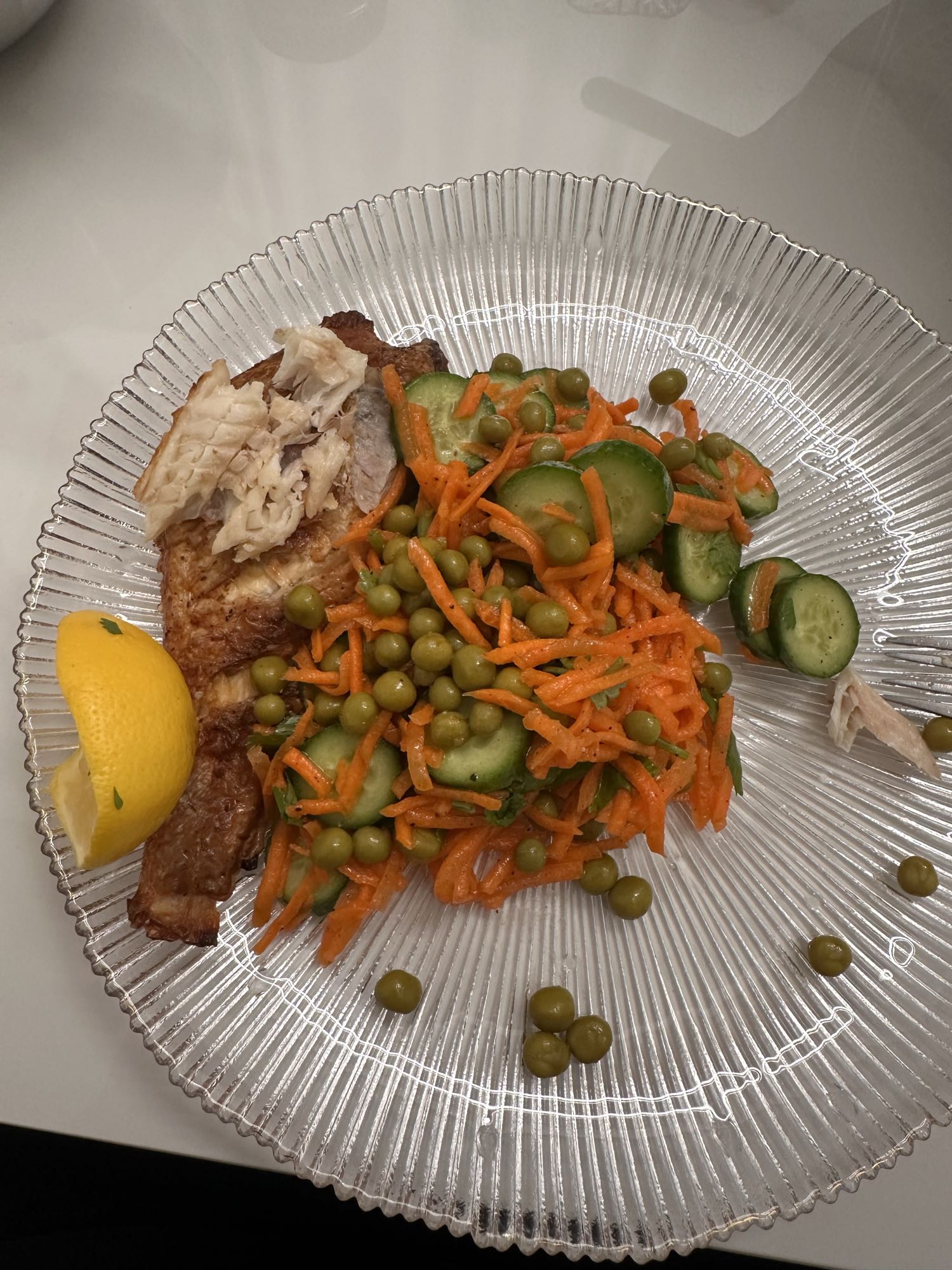 Рыба с овощным салатом